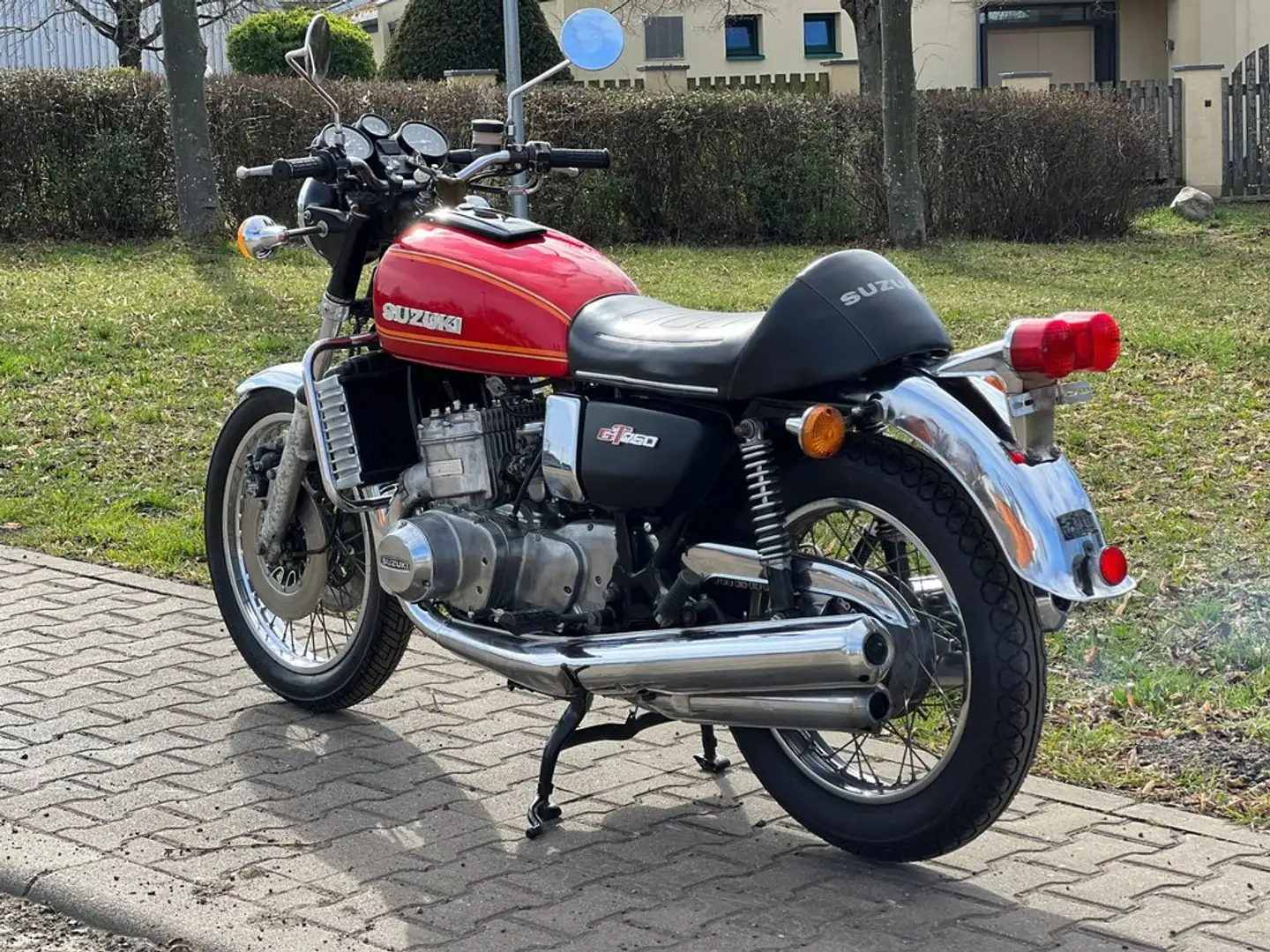 Suzuki GT 750 Rosso - 2