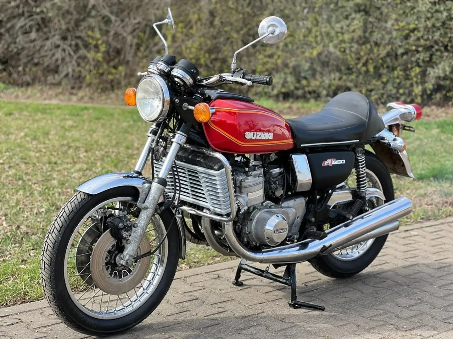 Suzuki GT 750 Rosso - 1