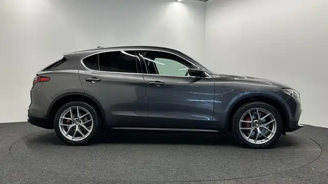 Alfa Romeo Stelvio view 9
