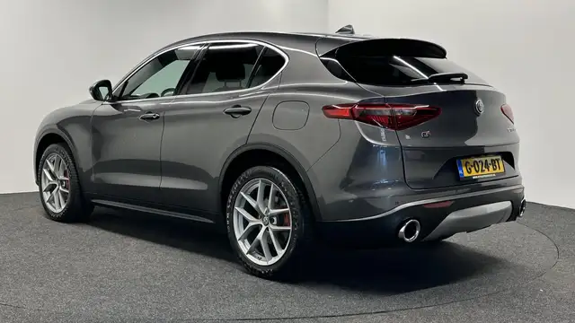 Alfa Romeo Stelvio view 4