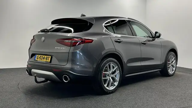 Alfa Romeo Stelvio view 5