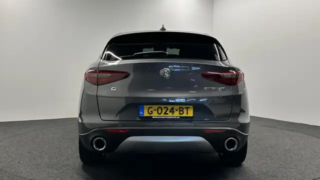 Alfa Romeo Stelvio view 7