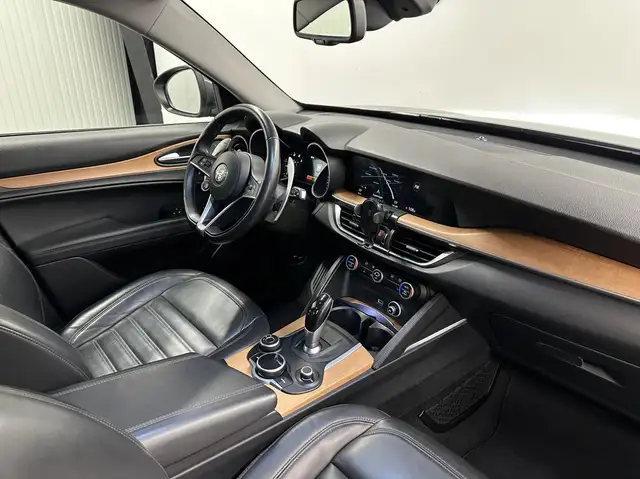 Alfa Romeo Stelvio view 13