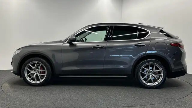 Alfa Romeo Stelvio view 8
