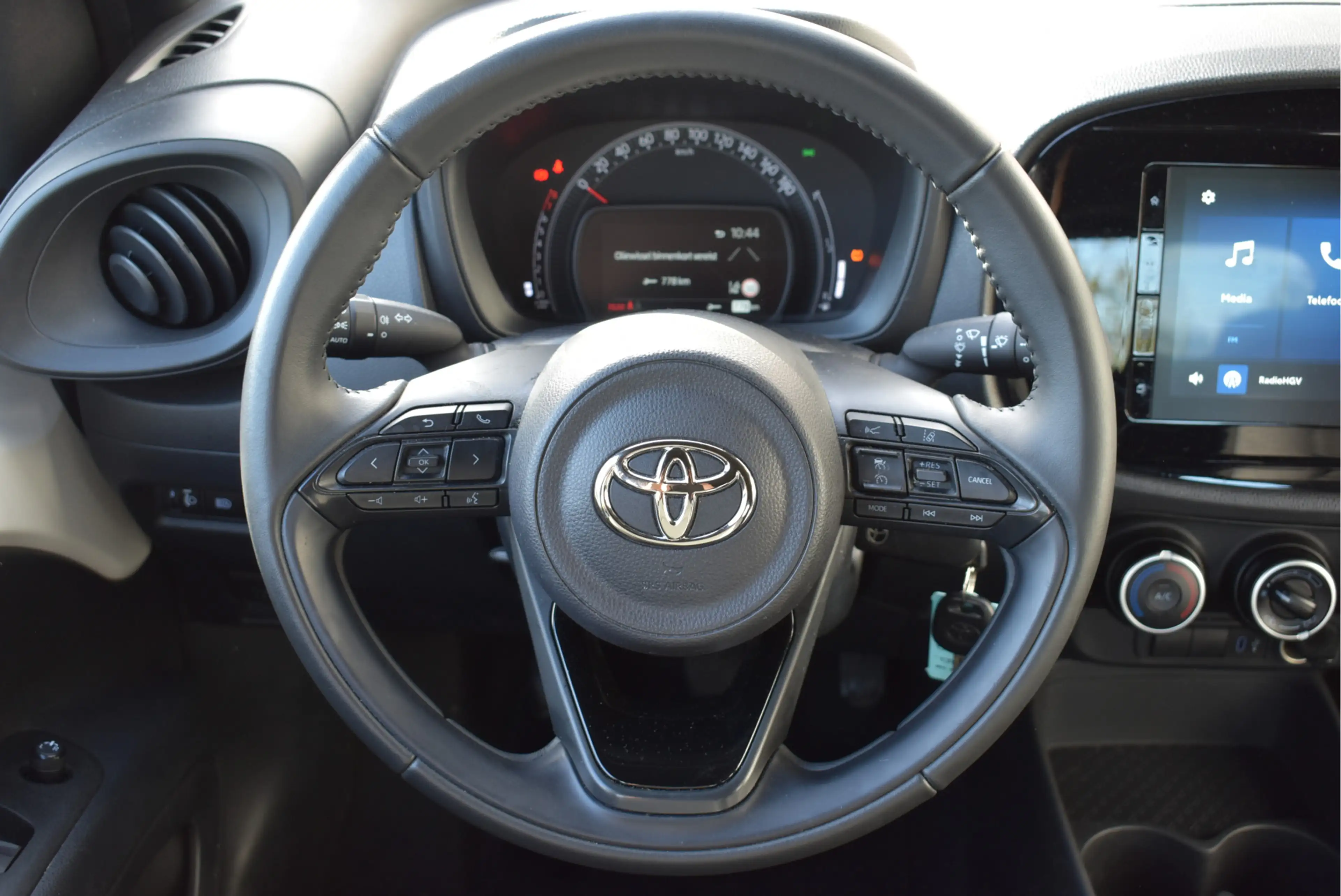 Toyota Aygo X 1.0 VVT-i MT Play NL-auto, Adaptive cruise, Camera — photo 4