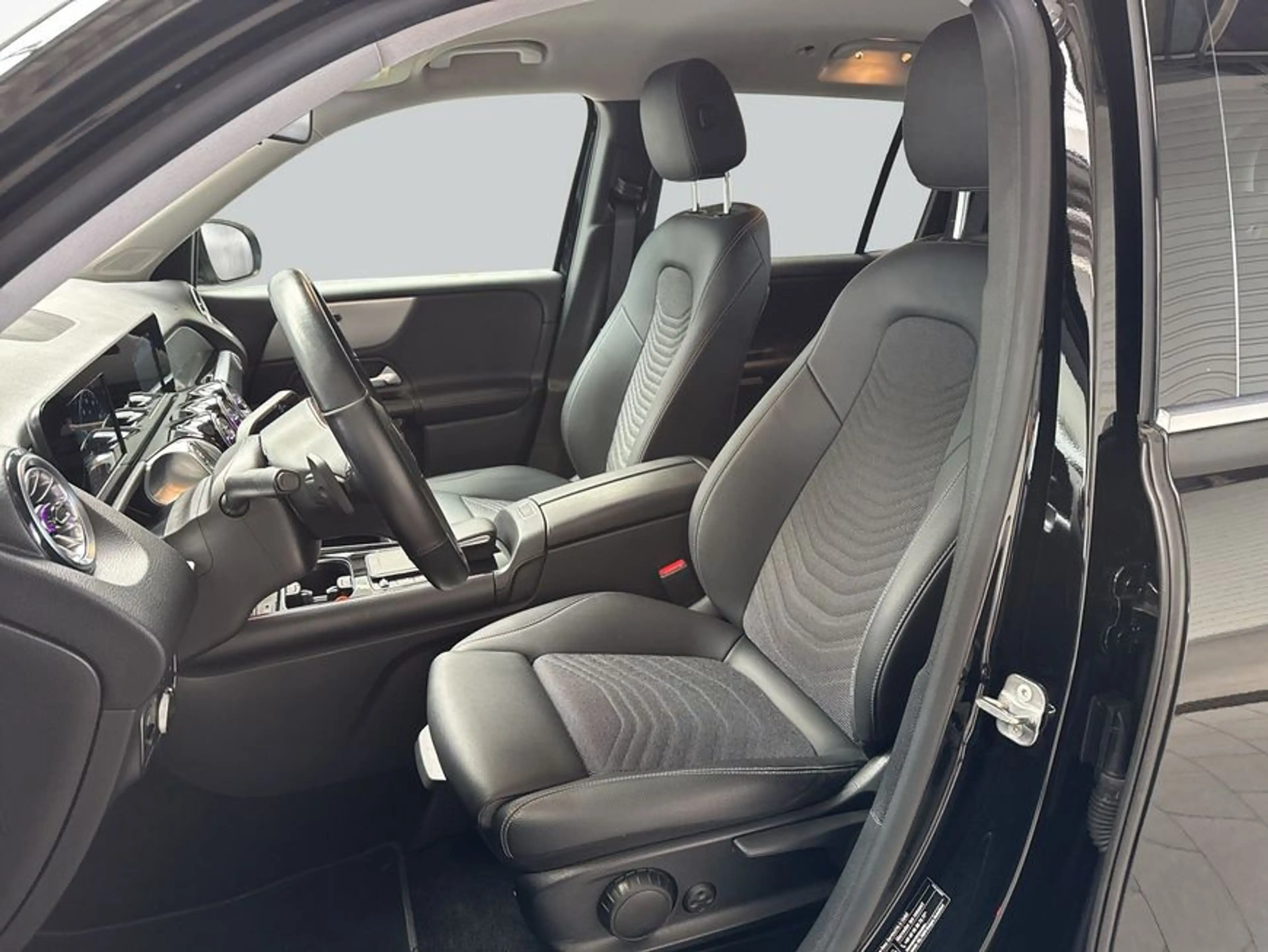 Mercedes-Benz GLB 200 GLB — photo 10