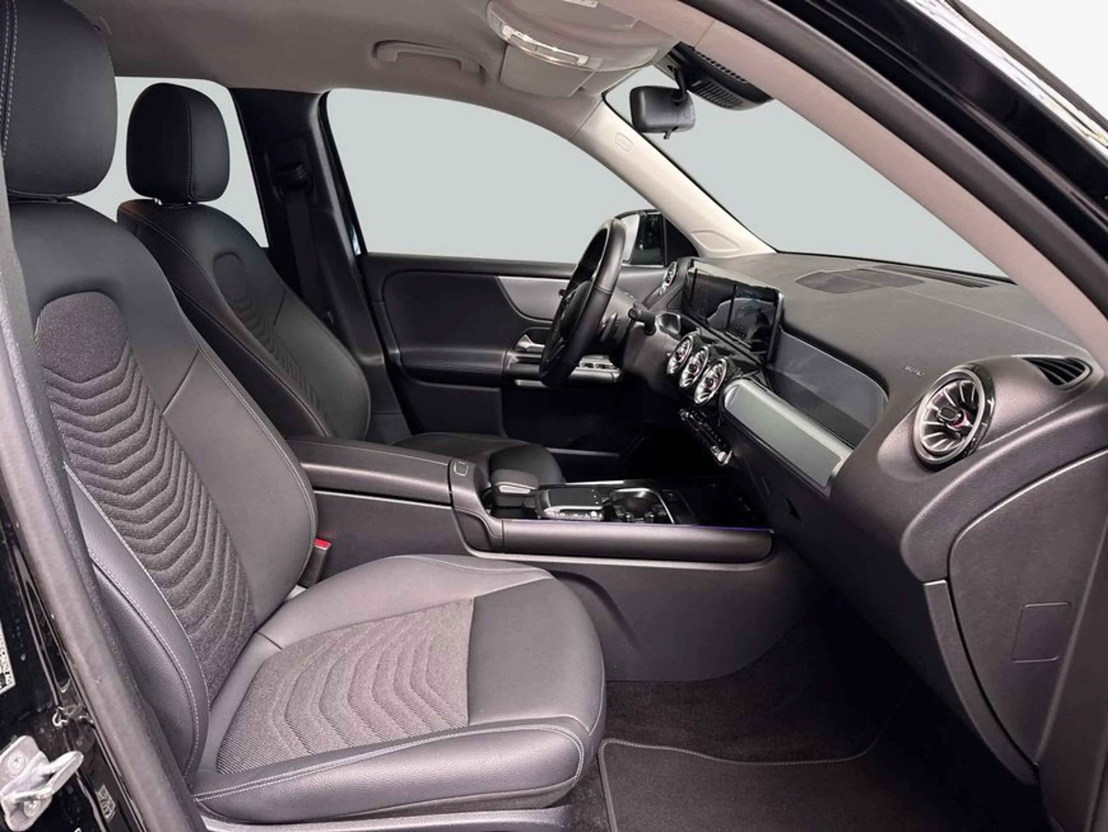 Mercedes-Benz GLB 200 GLB — photo 12