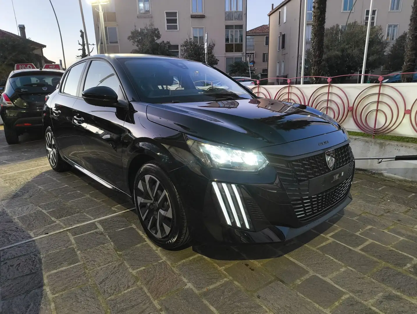 Peugeot 208 1.2 puretech Active #NEOPATENTATI Nero - 1