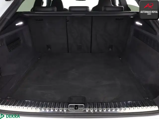 Audi Q8 view 26