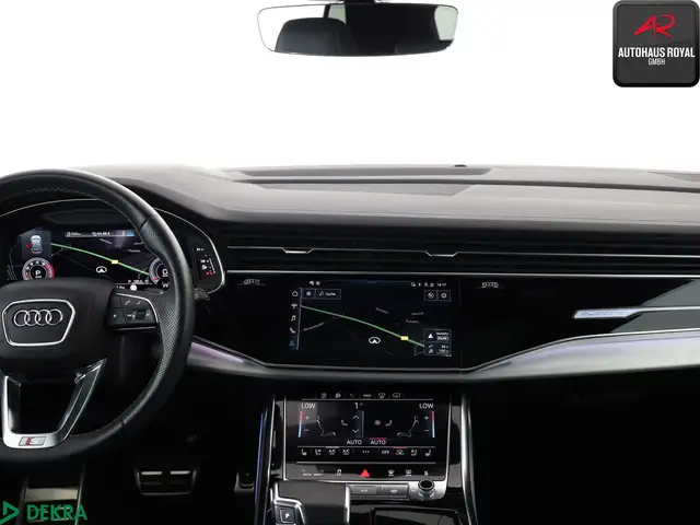 Audi Q8 view 9