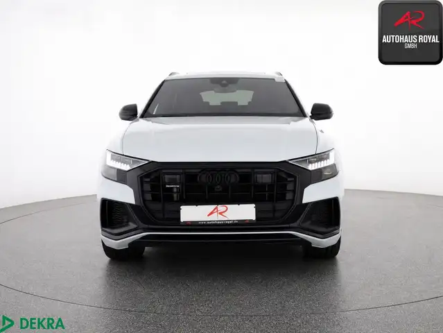 Audi Q8 view 8