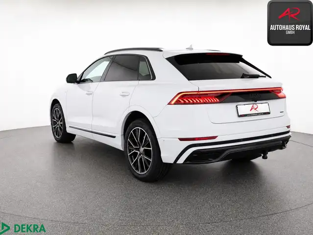 Audi Q8 view 3