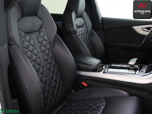 Audi Q8 view 12