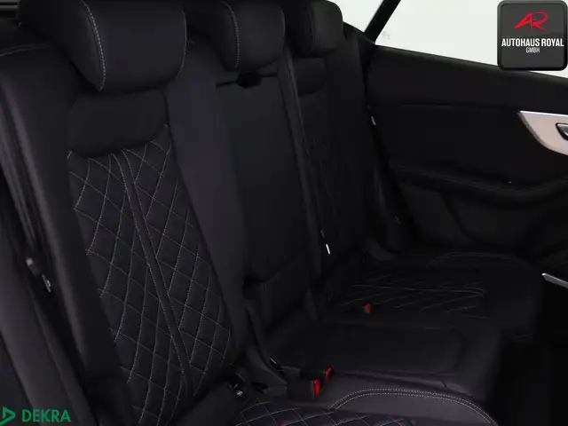 Audi Q8 view 13