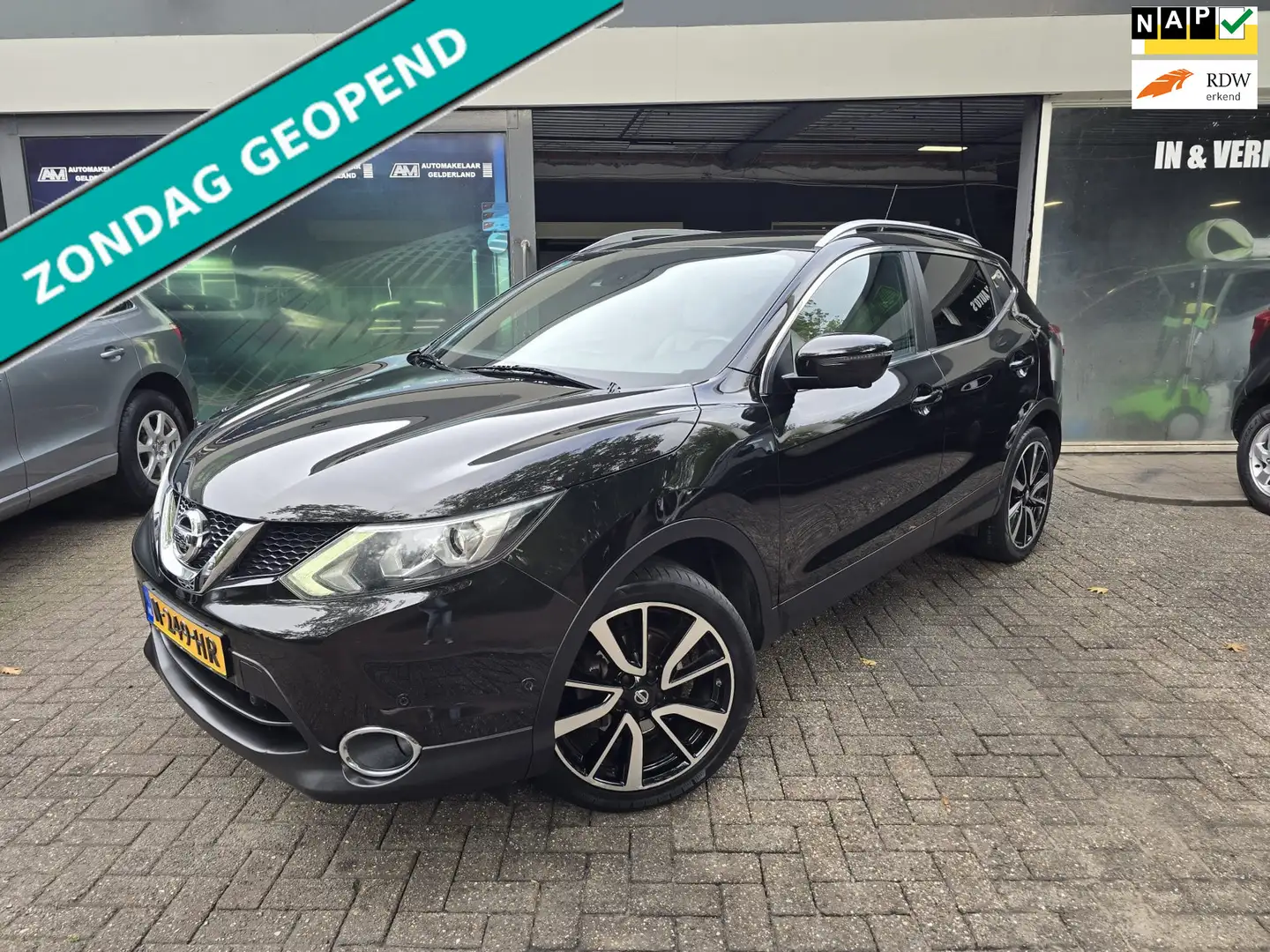 Nissan Qashqai 1.2 Tekna | 2E EIGENAAR | 12MND GARANTIE | NAVI | Zwart - 1