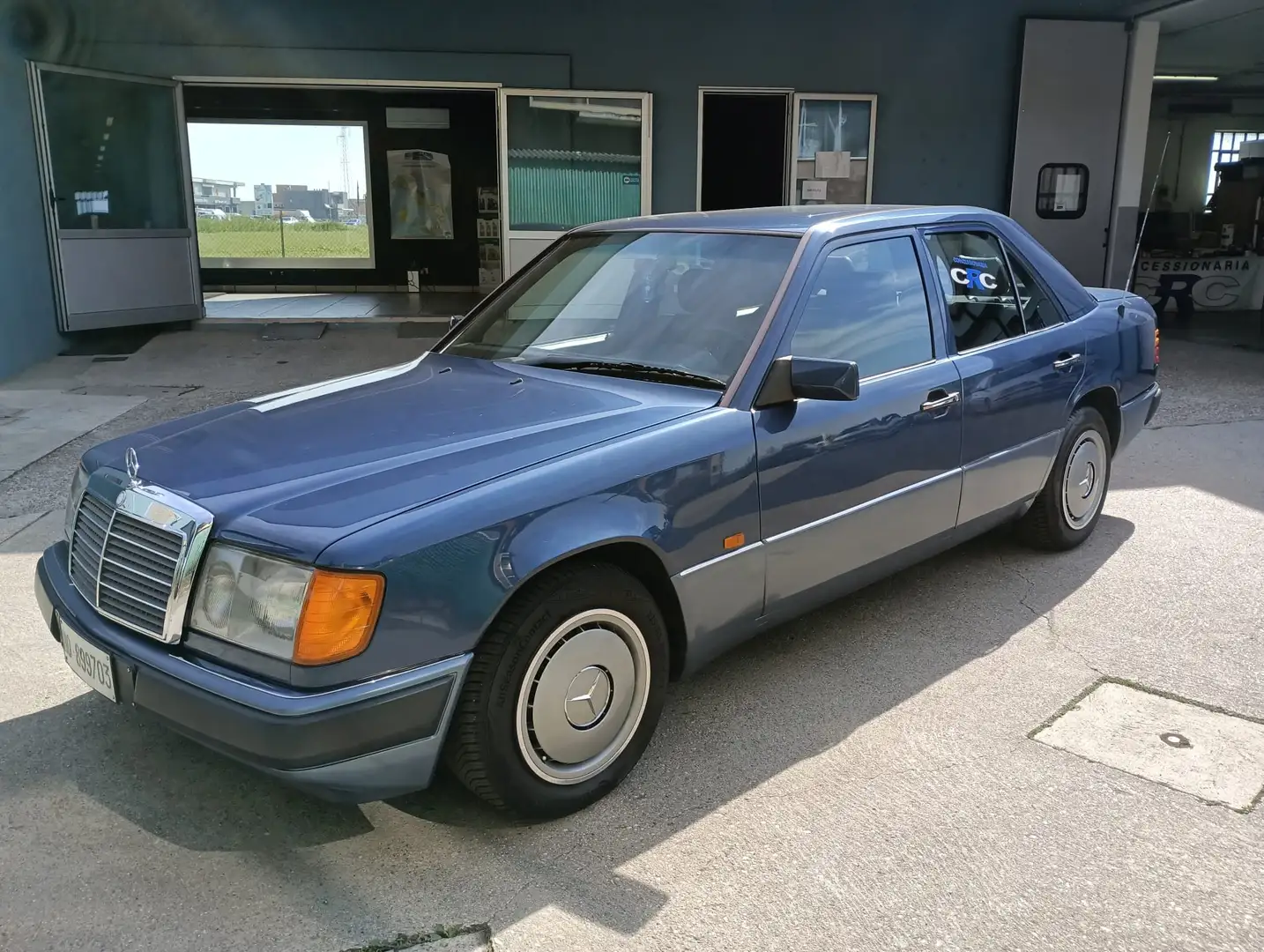 Mercedes-Benz 200 200 E Modrá - 1