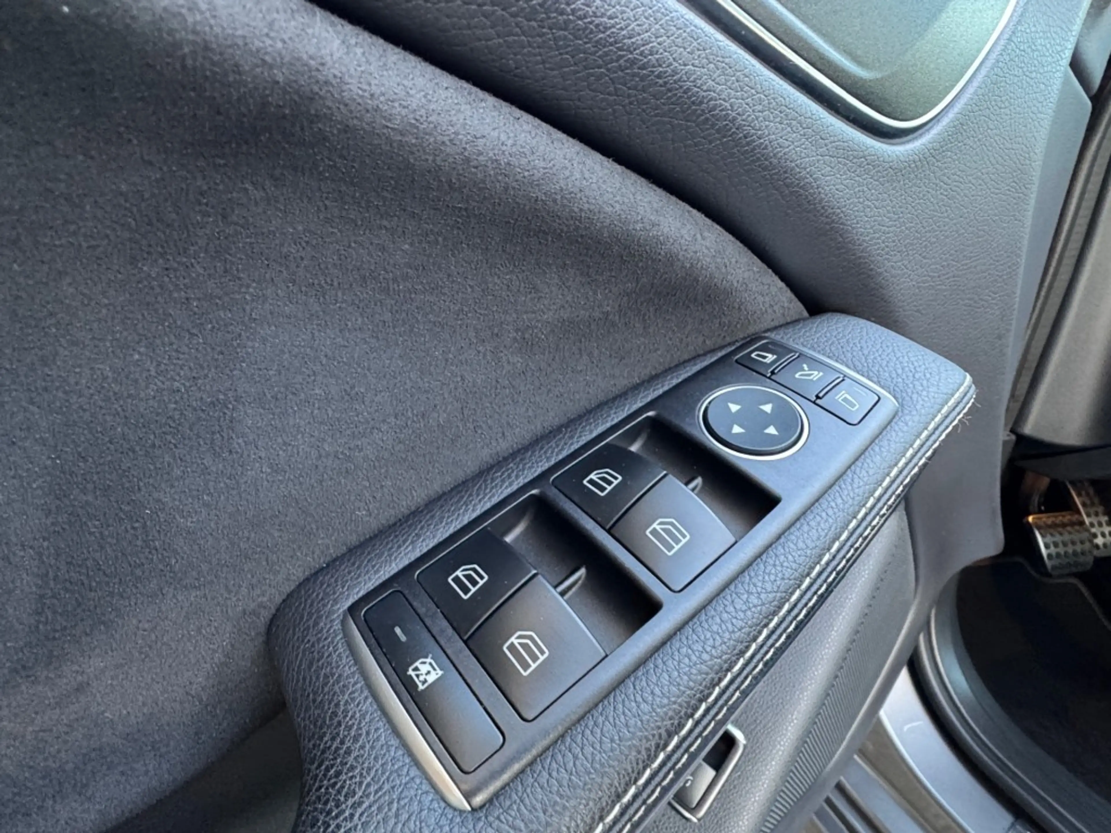 Mercedes-Benz CLA 220 Shooting Brake 4Matic Panorama — photo 11