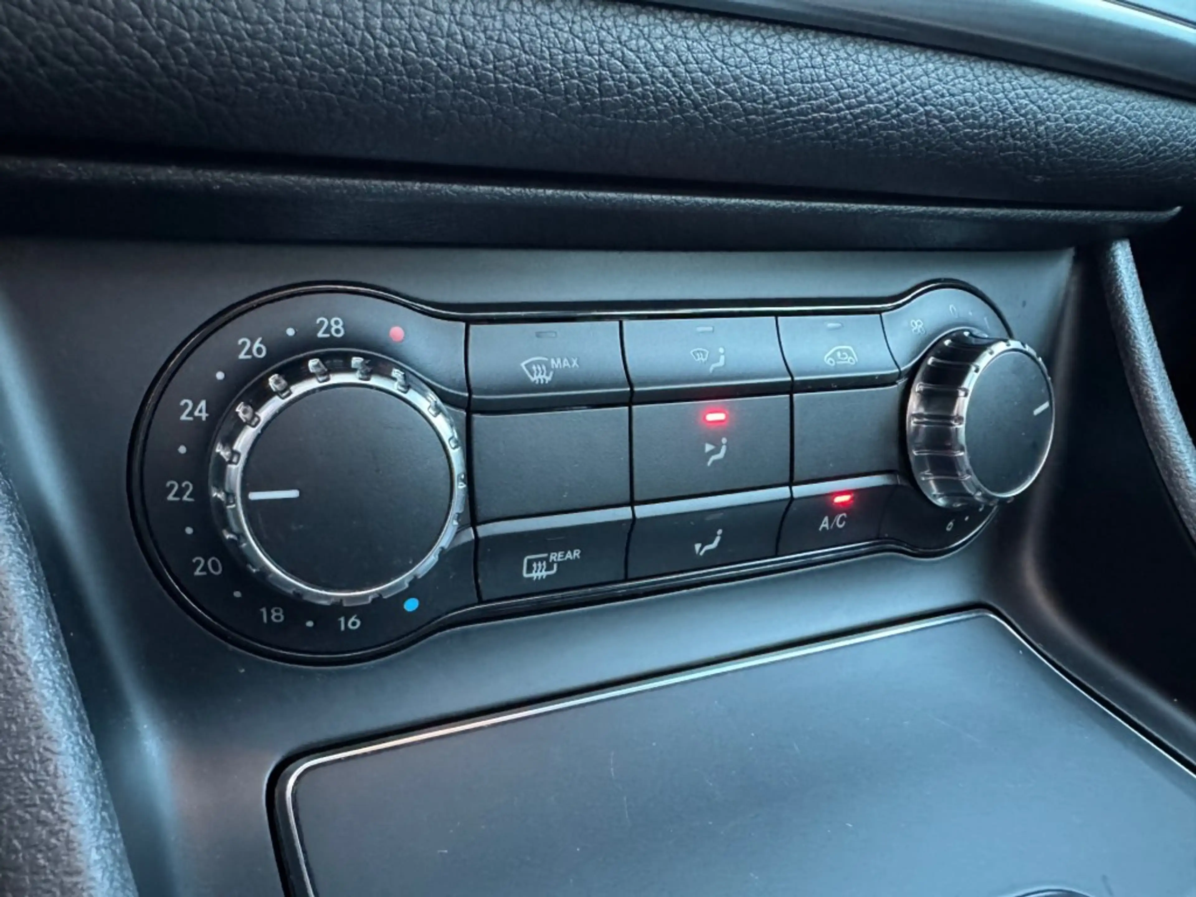 Mercedes-Benz CLA 220 Shooting Brake 4Matic Panorama — photo 24