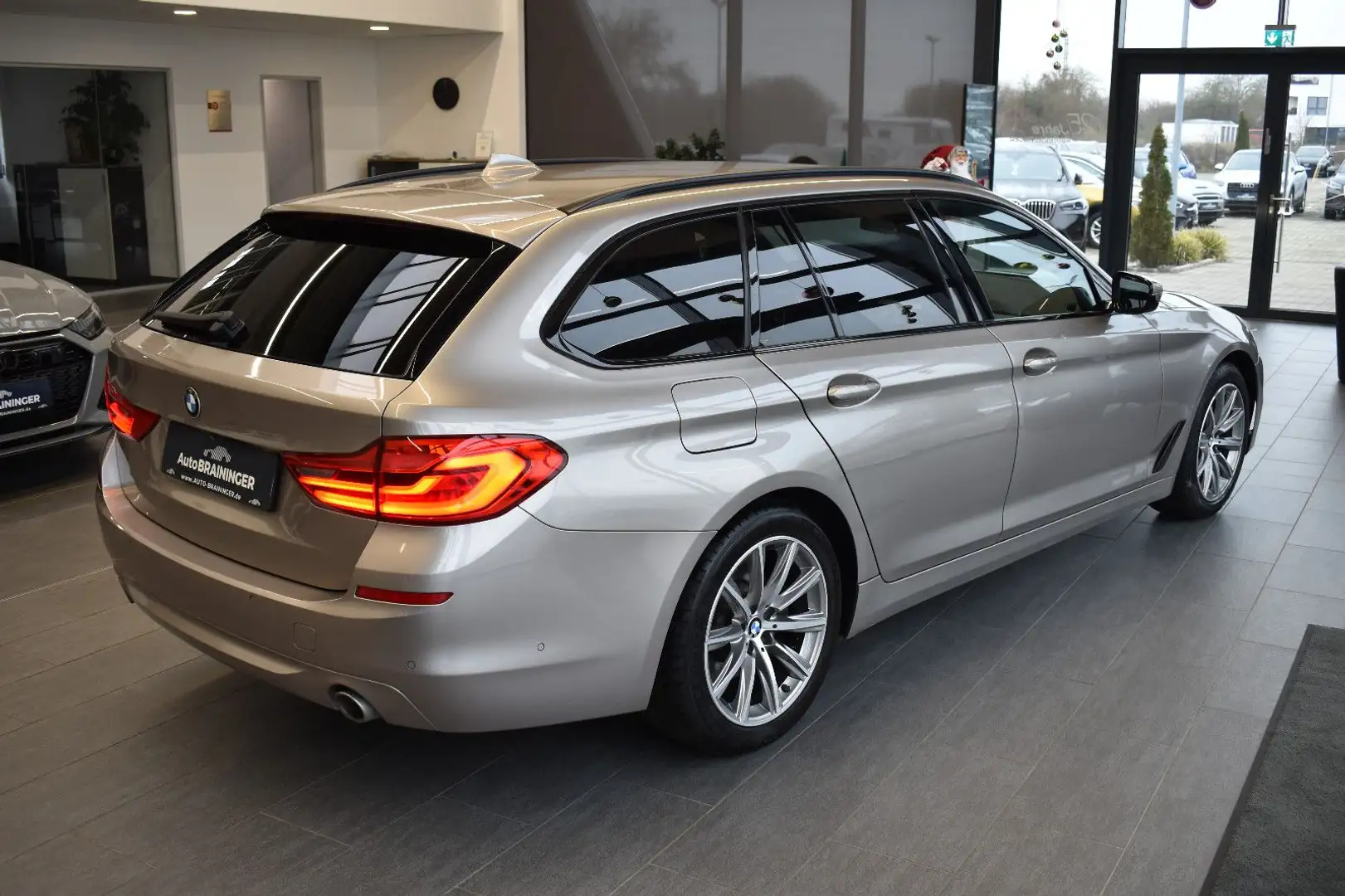 BMW 520 d Touring xDrive Aut. LED~LiveCo~NaviProf~HuD Argintiu - 2