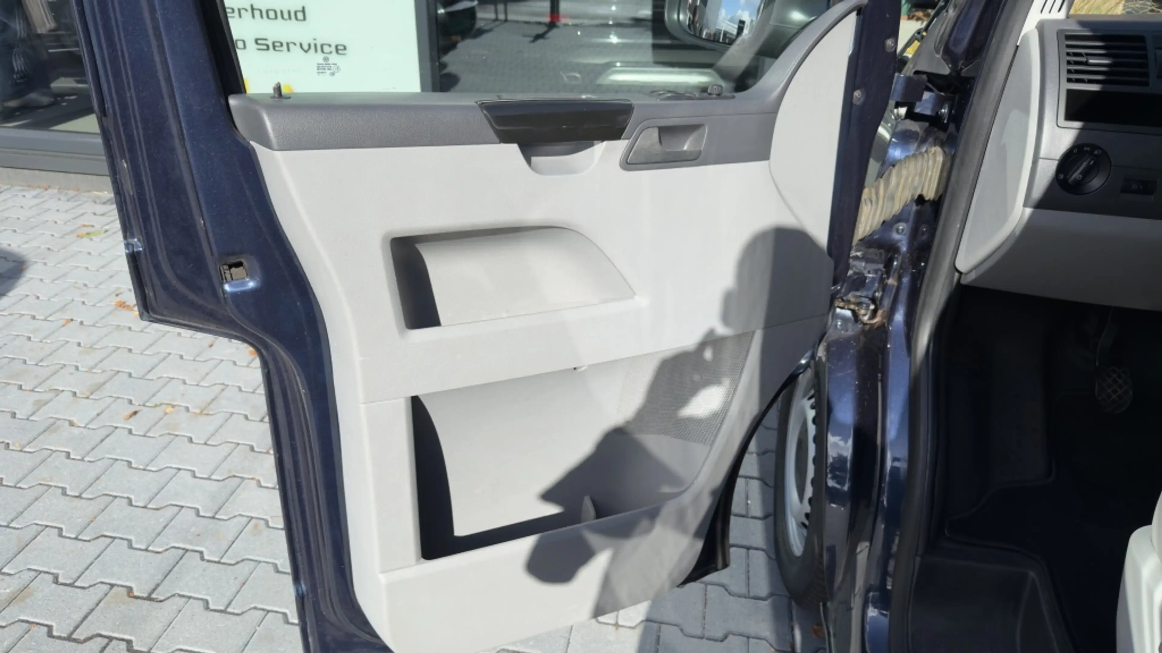 Volkswagen Transporter 2.0 TDI L2H1 — photo 12