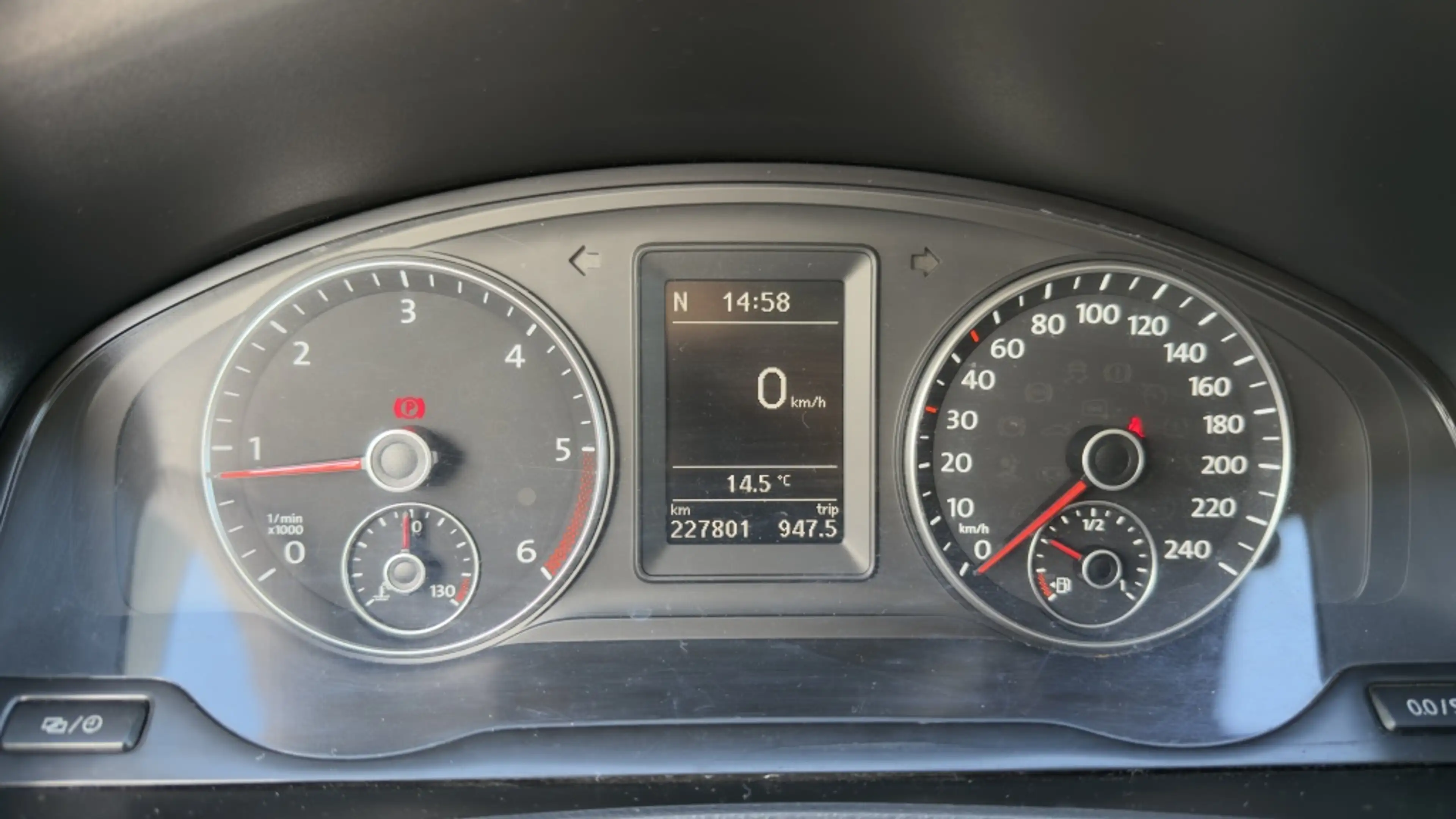 Volkswagen Transporter 2.0 TDI L2H1 — photo 15