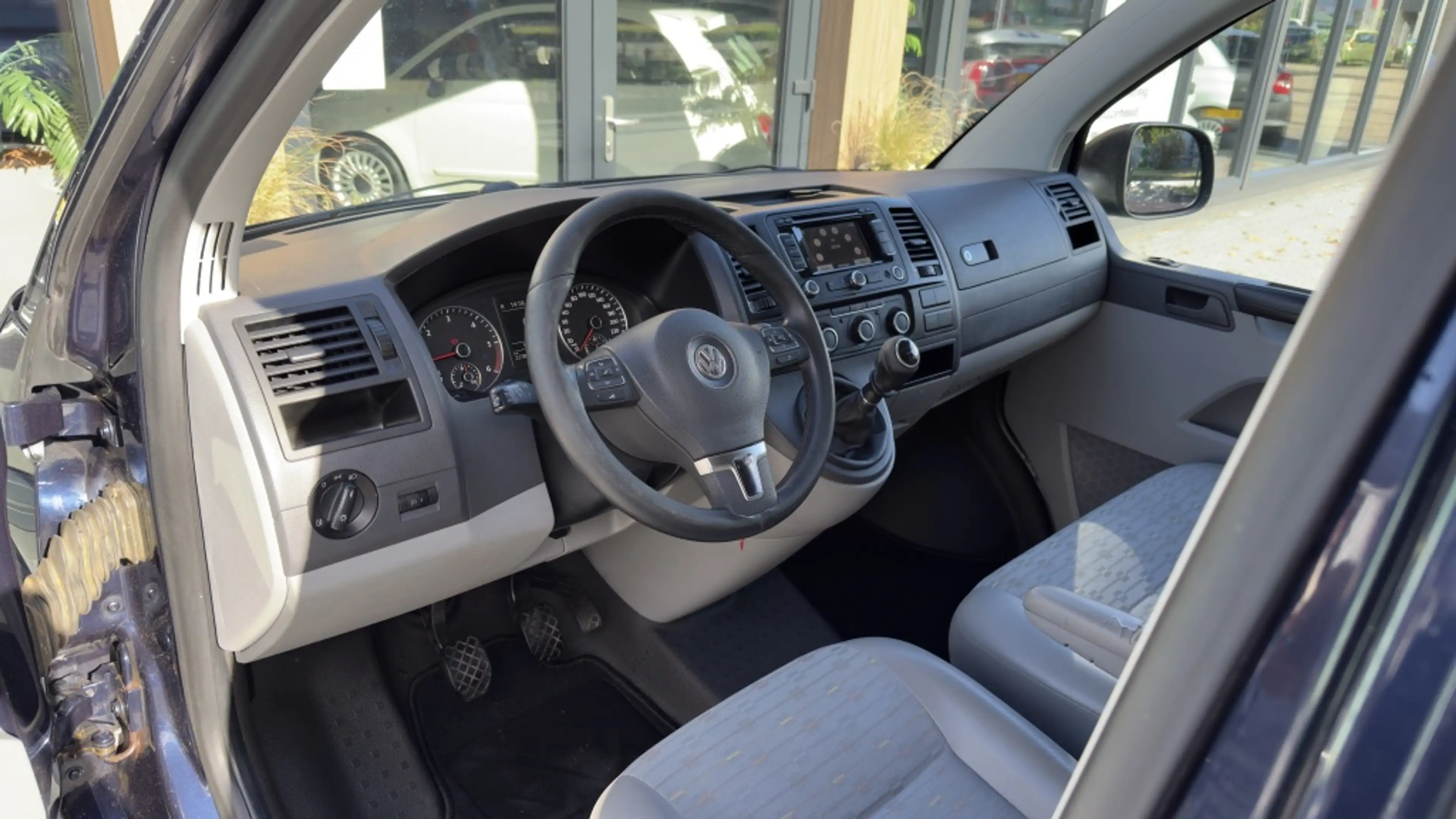 Volkswagen Transporter 2.0 TDI L2H1 — photo 14
