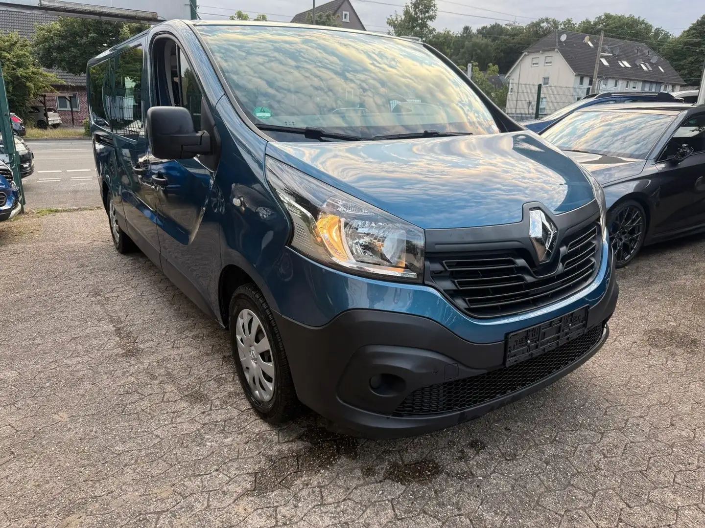 Renault Trafic L2H1  Expression 9 Sitzer*AHK*NAVI*KLIMA Bleu - 2