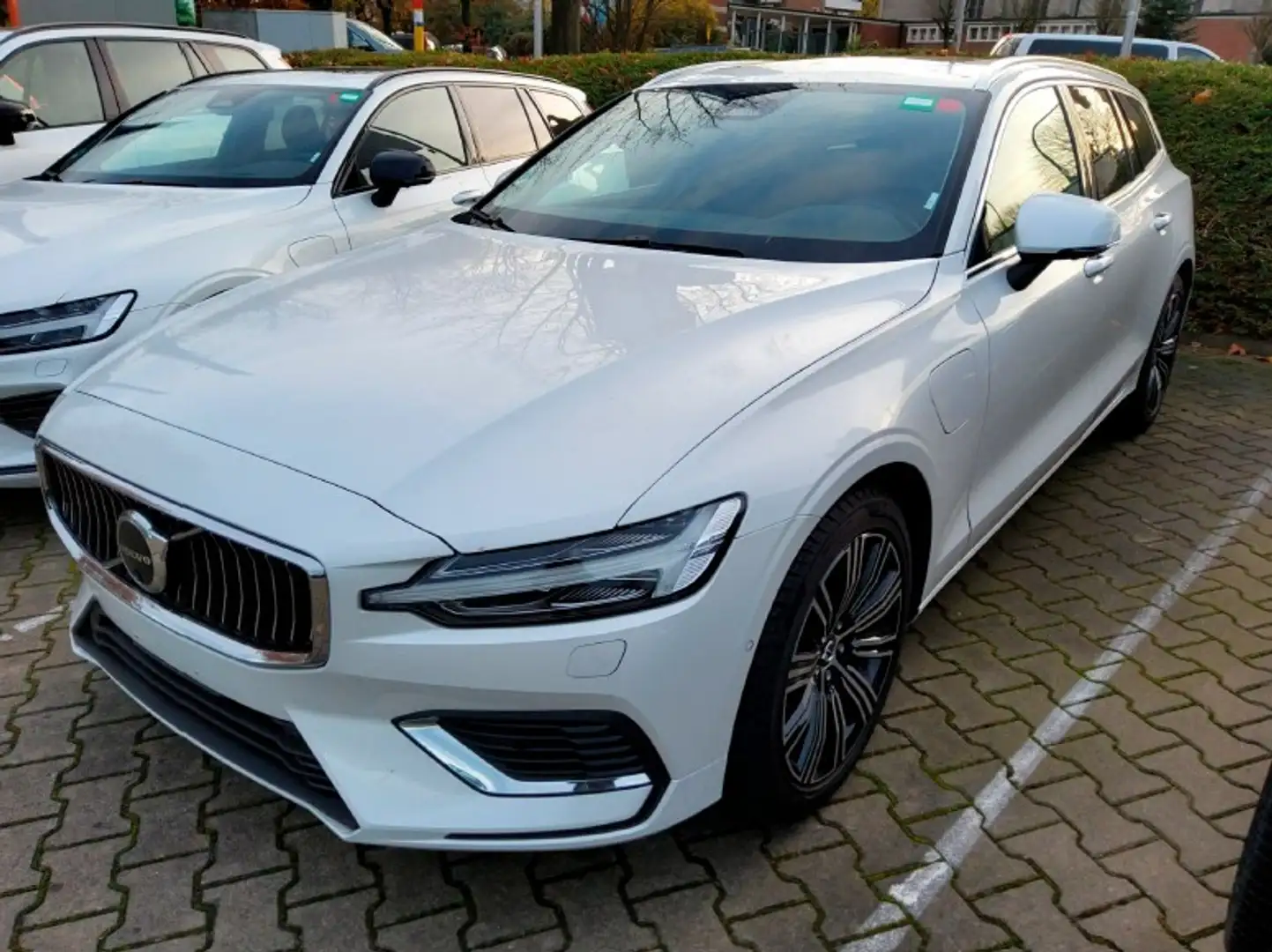 Volvo V60 T6 Recharge AWD Plus Bright+360°+PANO+19" Weiß - 2