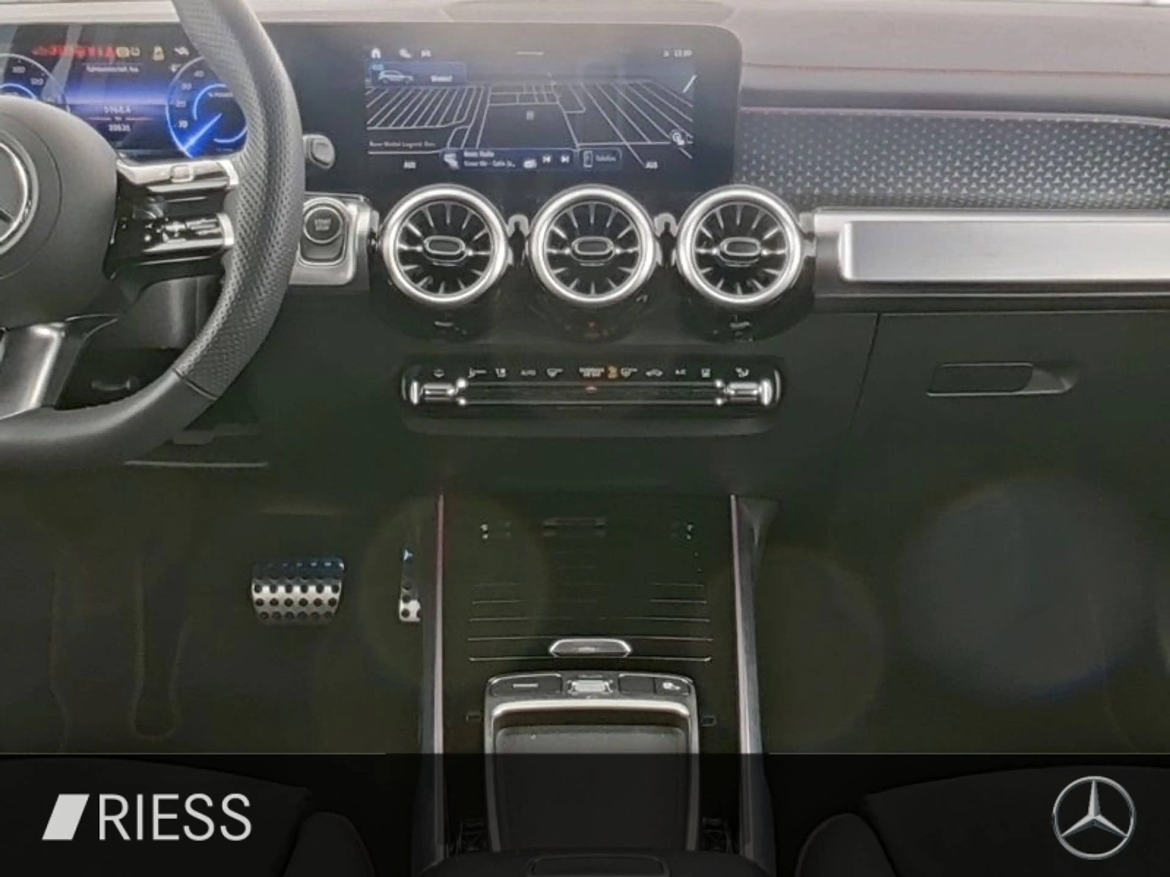 Mercedes-Benz EQB 350 4MATIC AMG Sport Night Distr Pano AHK 20" — photo 10