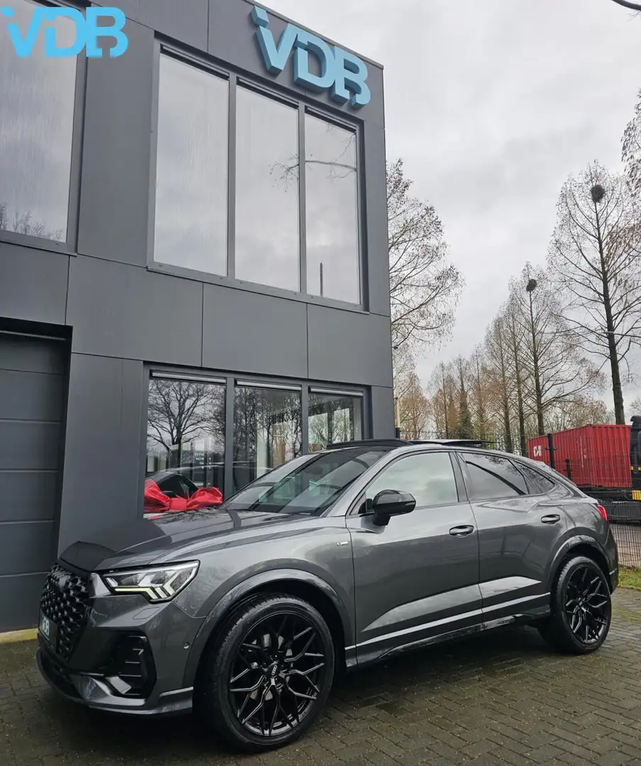 Audi Q3 Sportback 35 TFSI S-Line BLACK EDITION FULL OPTION Grijs - 2