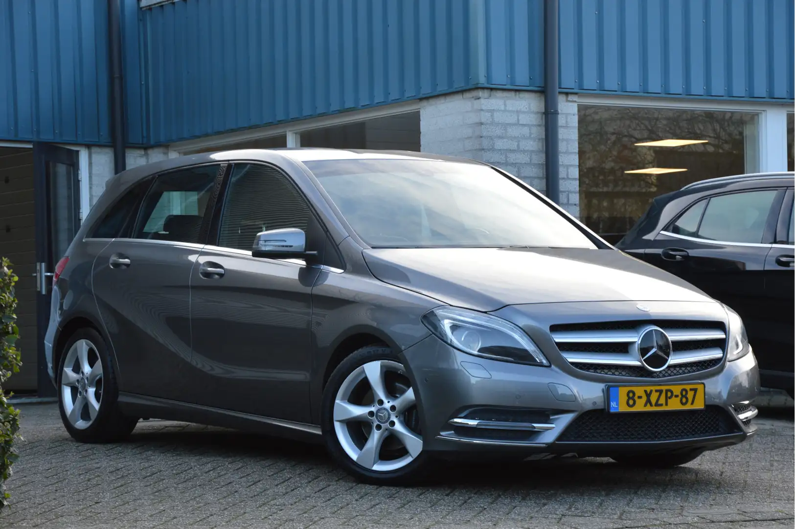 Mercedes-Benz B 180 AMBITION | SPORTPAKKET | AUTOMAAT | XENON | CRUISE Grau - 2