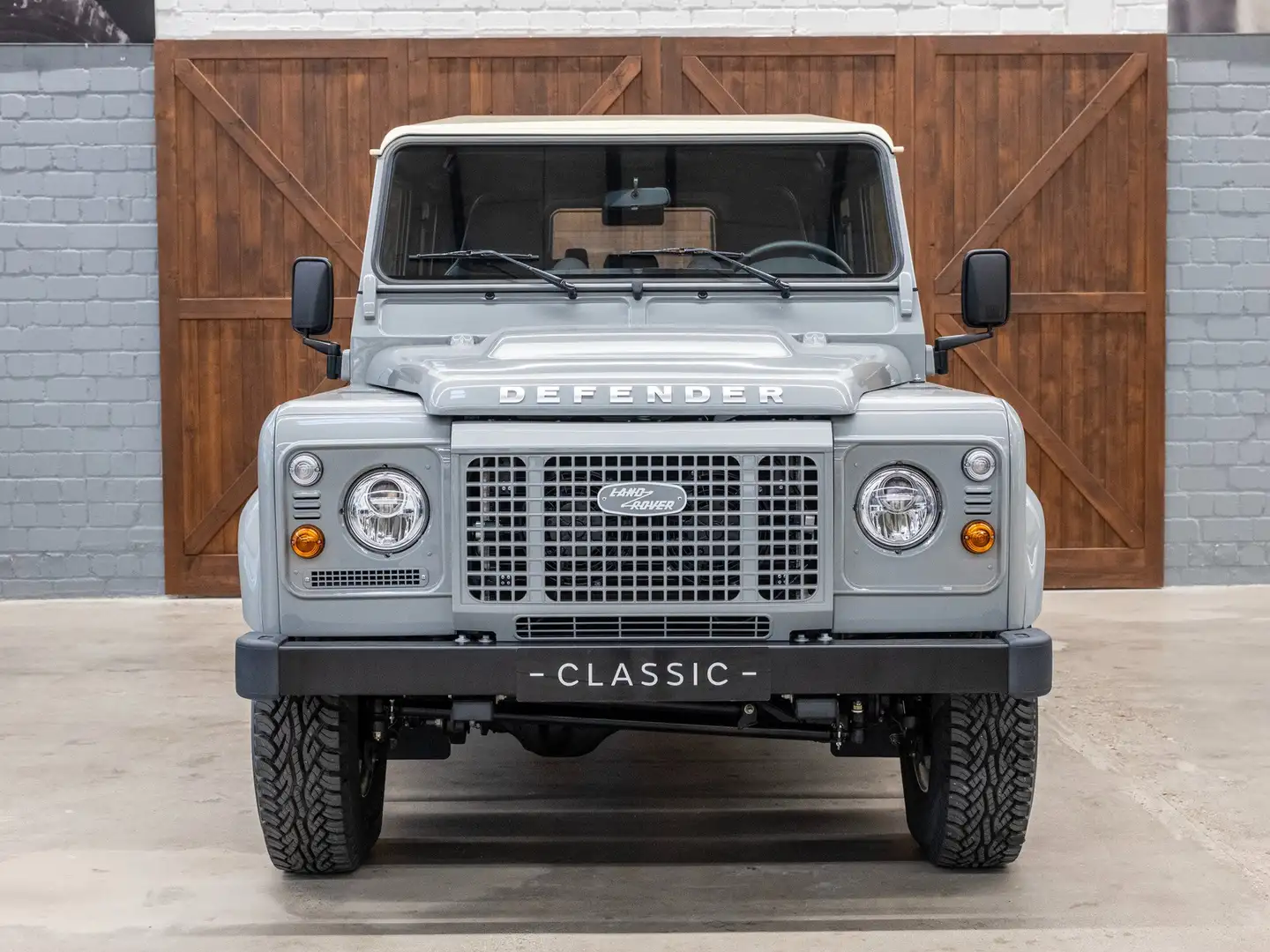 Land Rover Defender 110 STATION WORKS V8 ISLAY EDITION - 1 of 30 Grau - 2