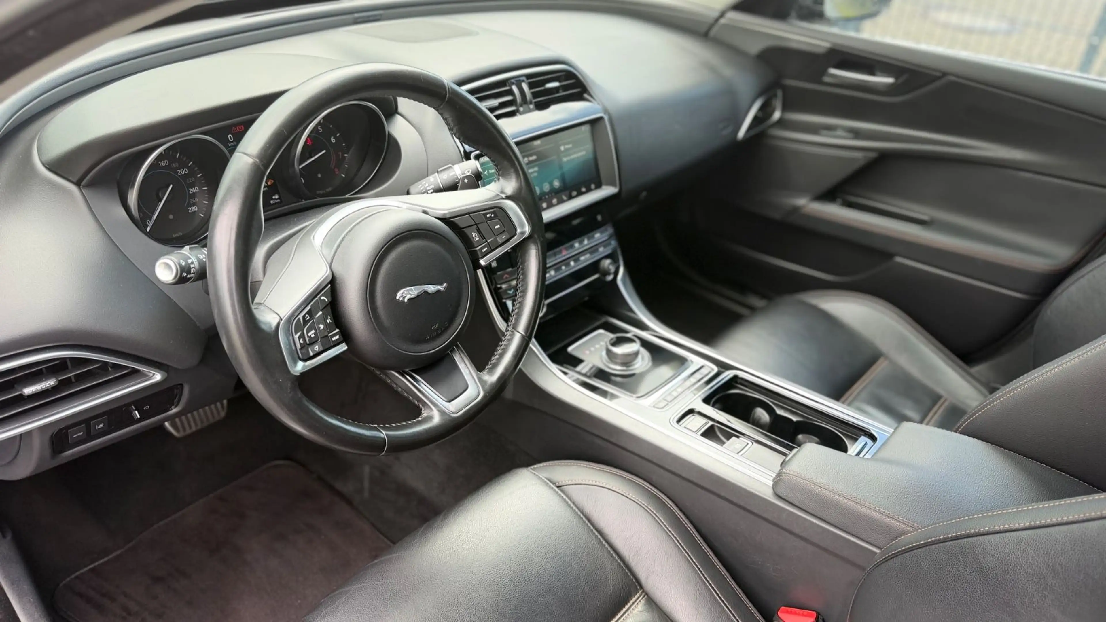Jaguar XE 2.0 Turbo Prestige Autom/Navi+R.Camera/SO+WR — photo 9