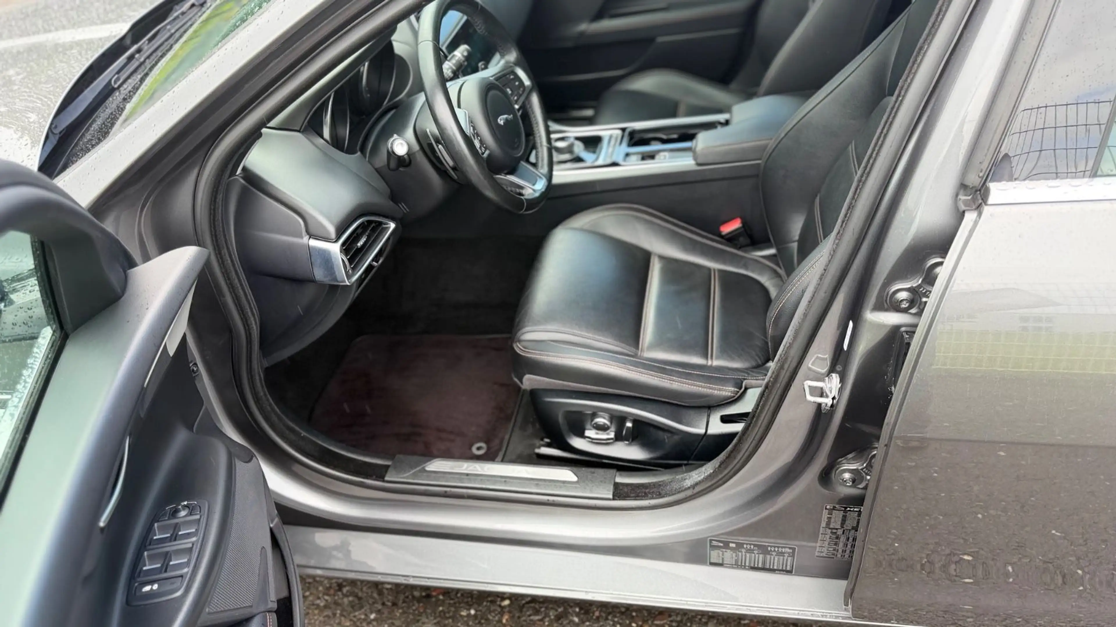 Jaguar XE 2.0 Turbo Prestige Autom/Navi+R.Camera/SO+WR — photo 6