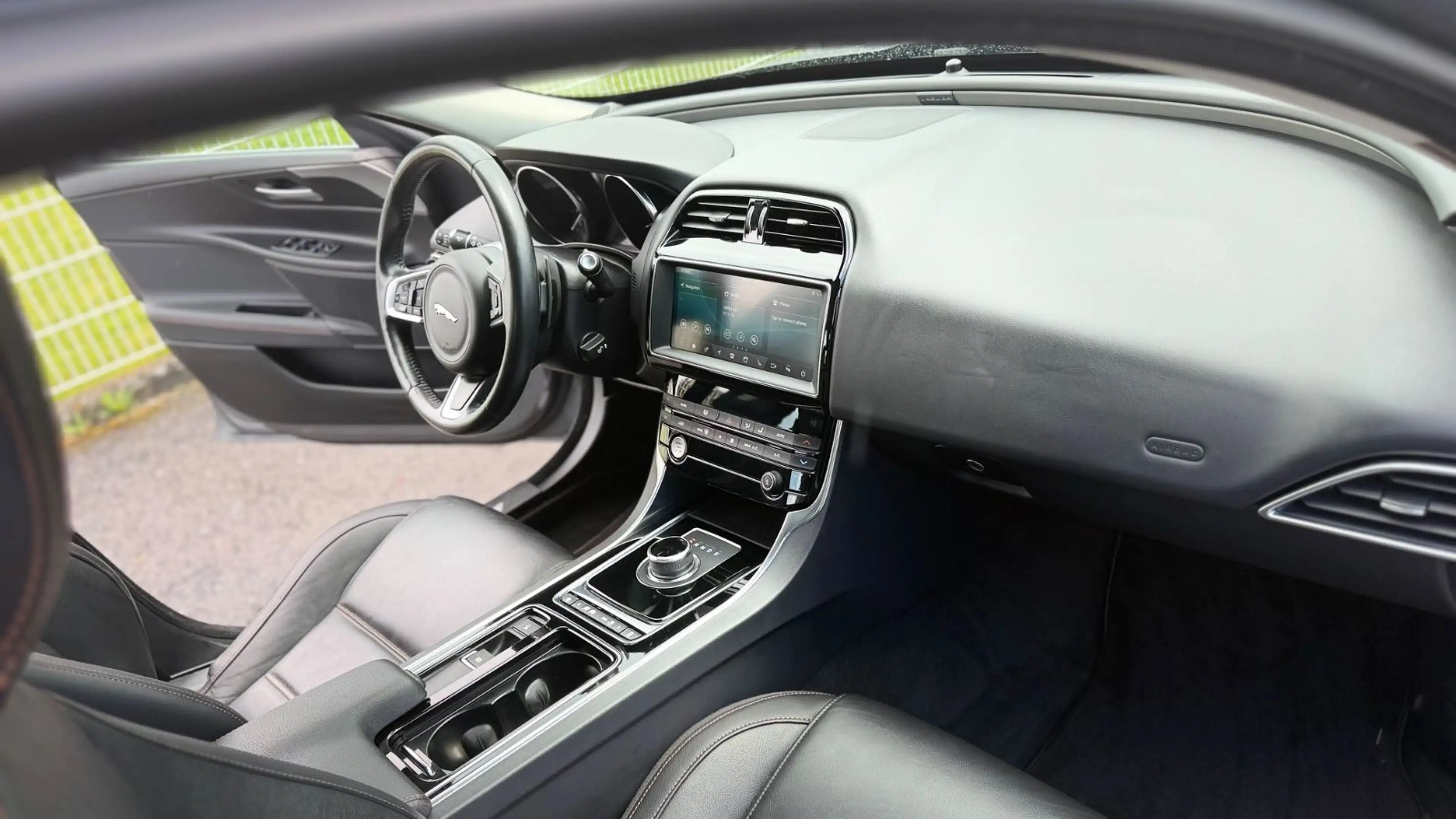 Jaguar XE 2.0 Turbo Prestige Autom/Navi+R.Camera/SO+WR — photo 2