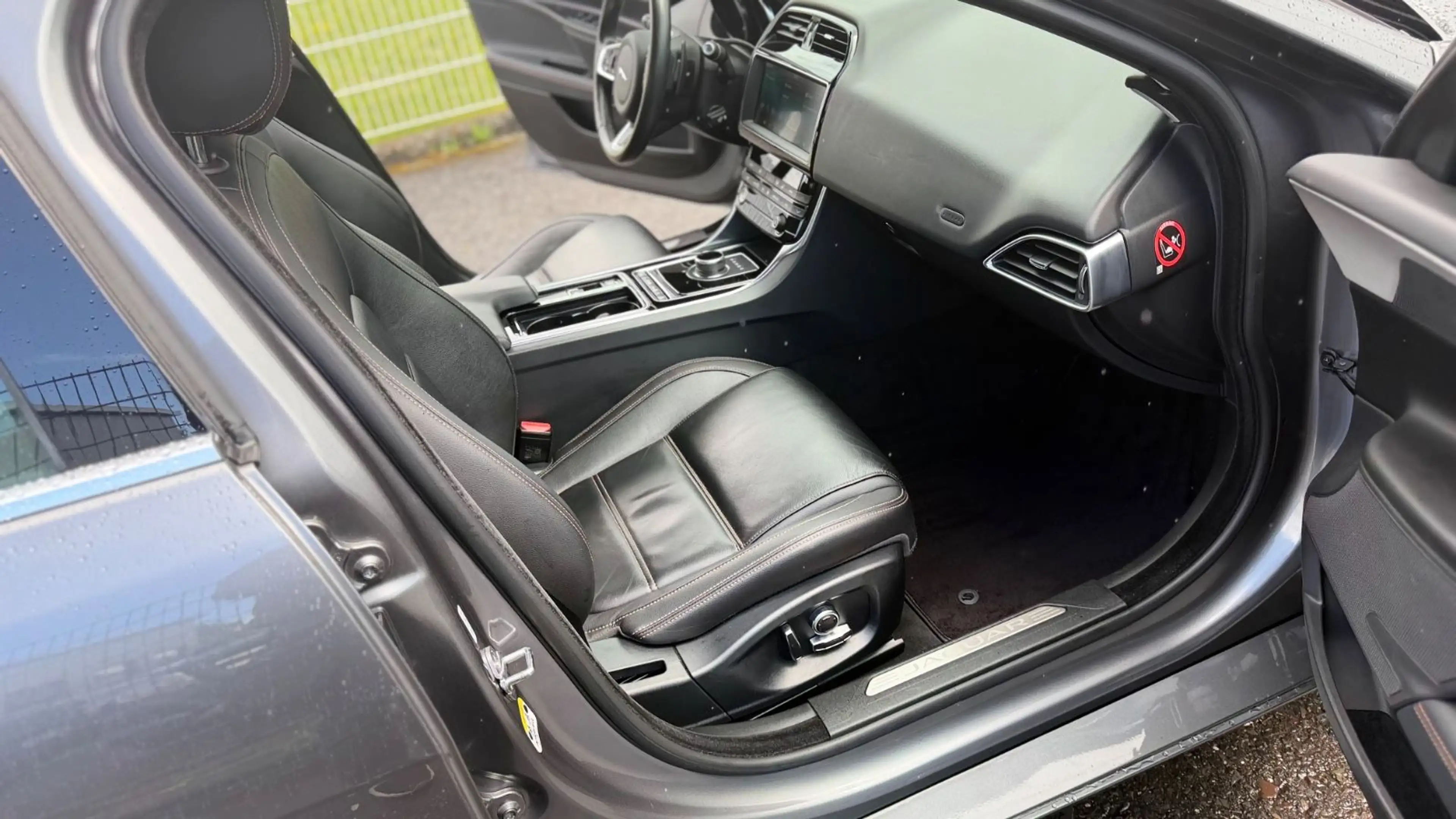 Jaguar XE 2.0 Turbo Prestige Autom/Navi+R.Camera/SO+WR — photo 8
