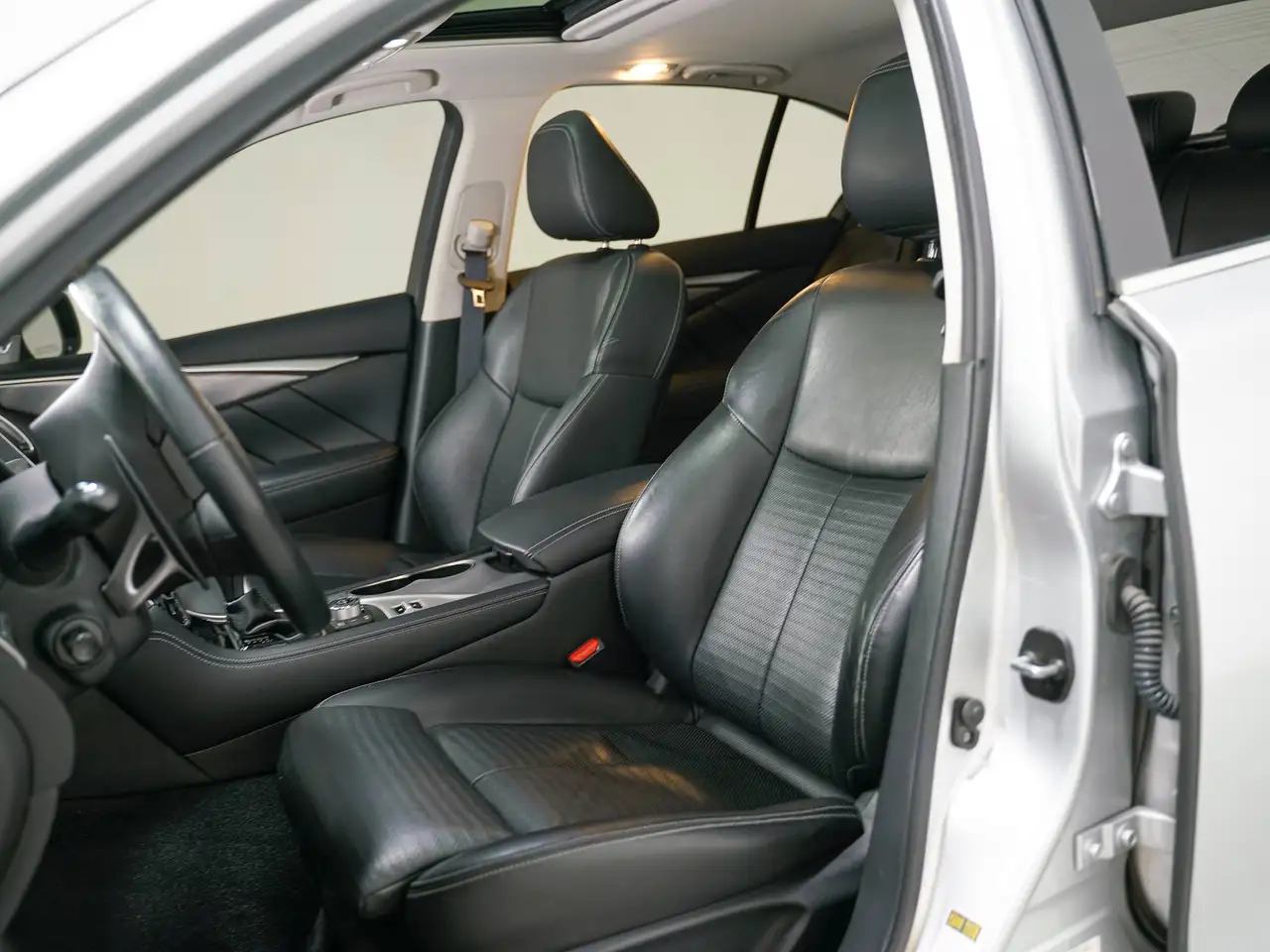 Infiniti Q50 снимка Infiniti Q50