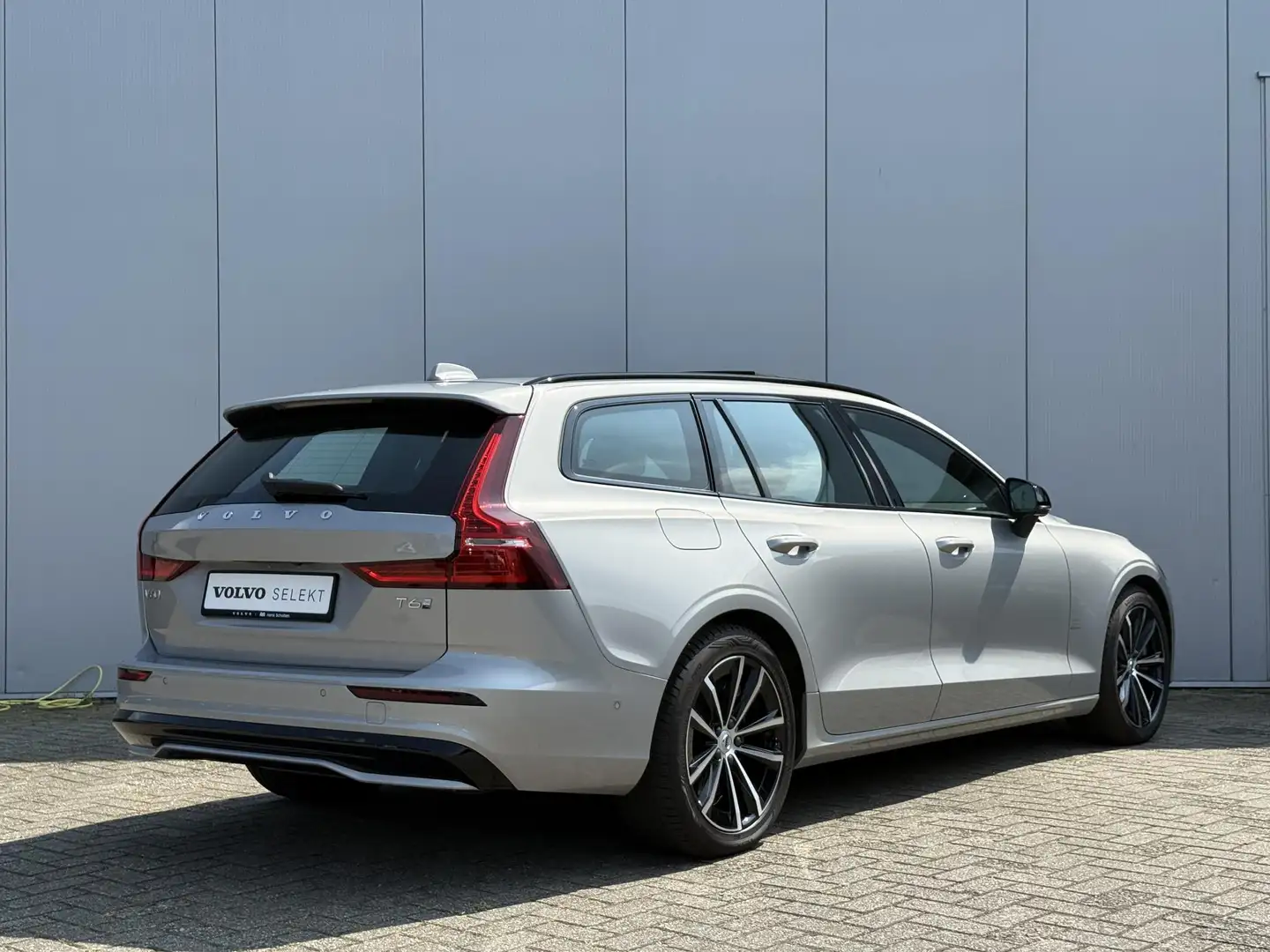 Volvo V60 T6 Recharge AUT8 350PK Plus Dark, Volvo V60 T6 AUT Grijs - 2