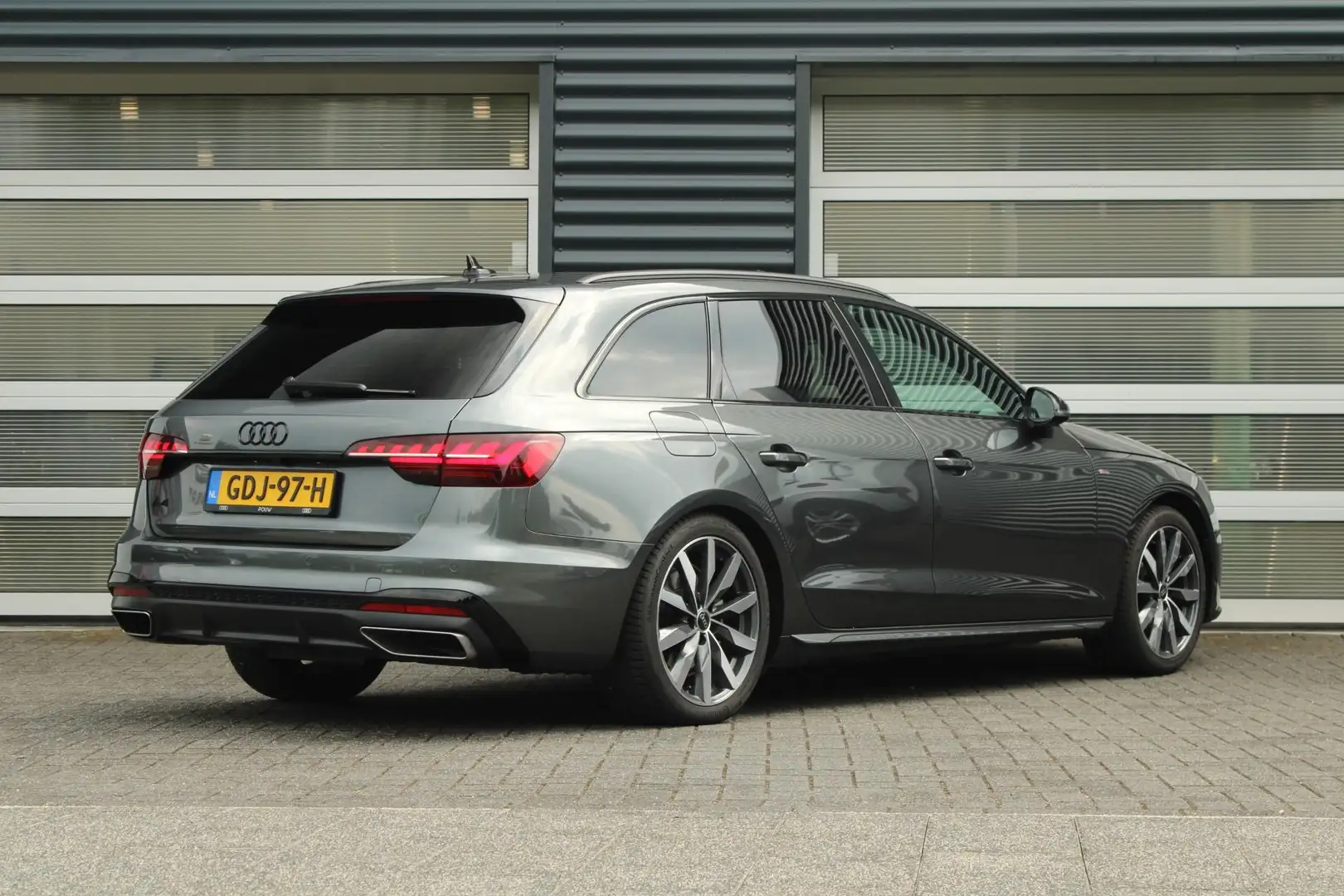 Audi A4 Avant 35 TFSI 150pk S Edition Competition | Panora Grijs - 2