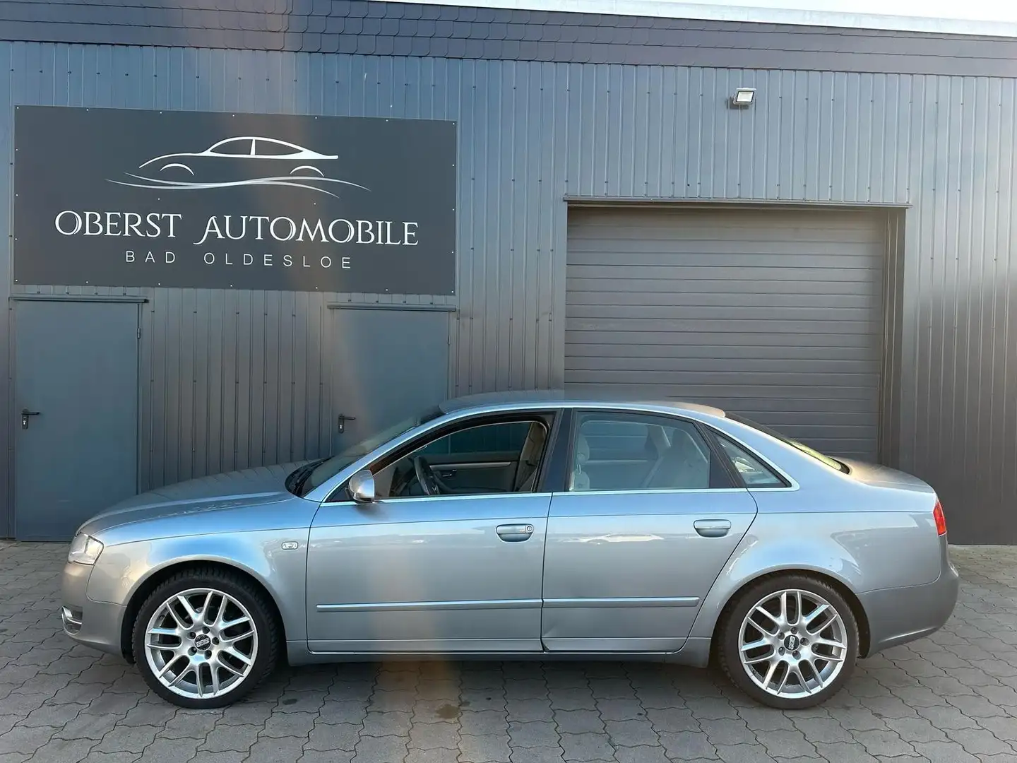 Audi A4 Lim. 2.0 Automatik Tüv 12.2025 Grau - 2
