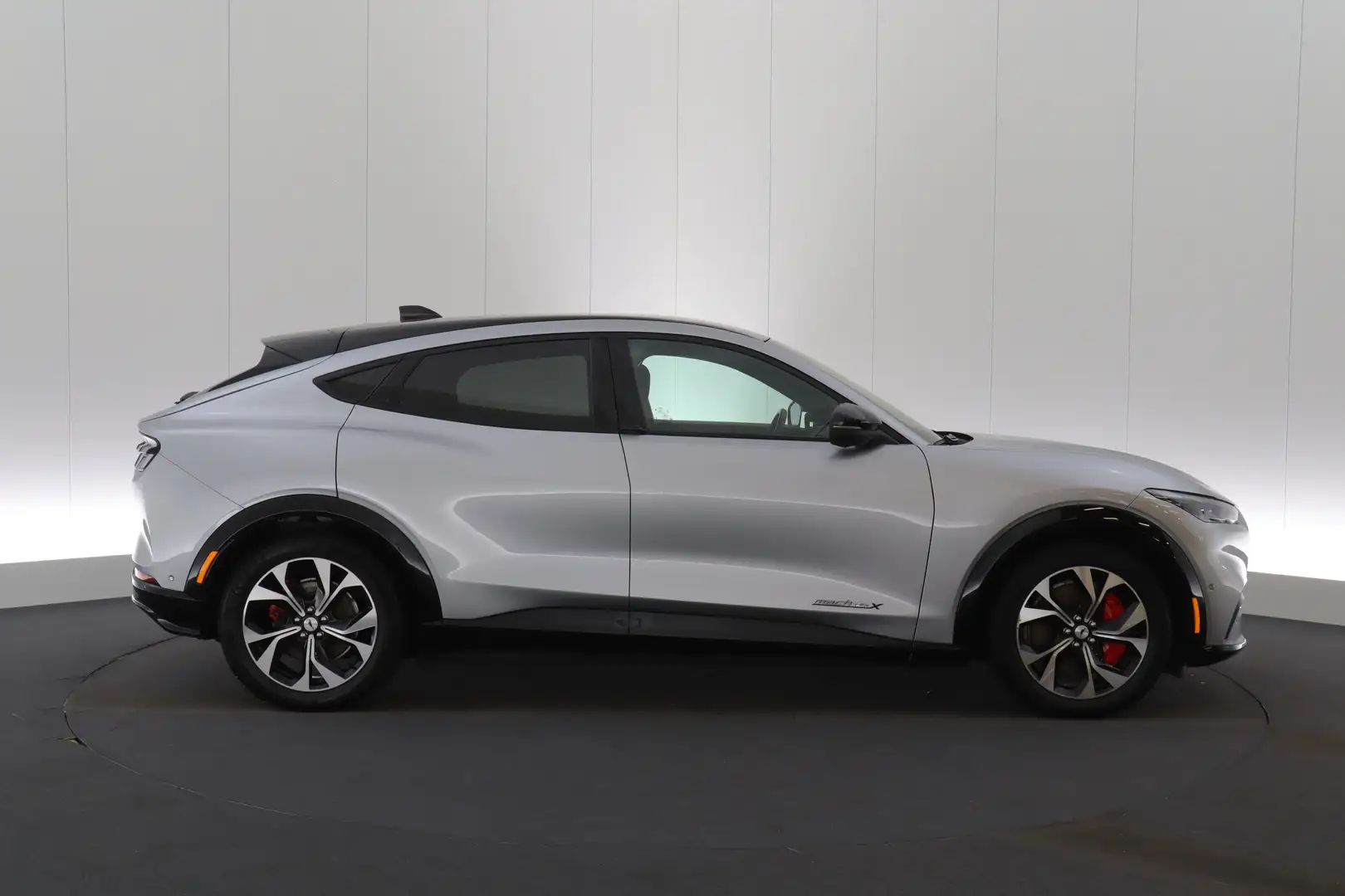 Ford Mustang Mach-E Extended Range 4WD Technology+ LEDER/CUIR LED GPS Argent - 2