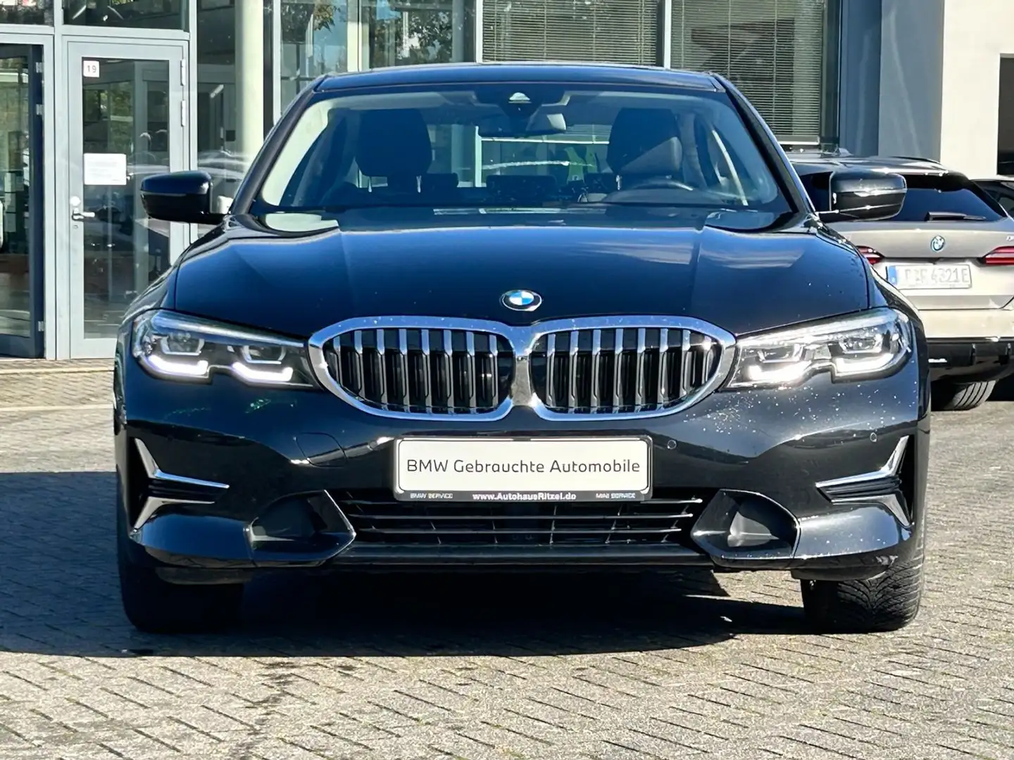 BMW 320 320i xDrive Aut. Luxury Line / DAB / Glasdach Noir - 2