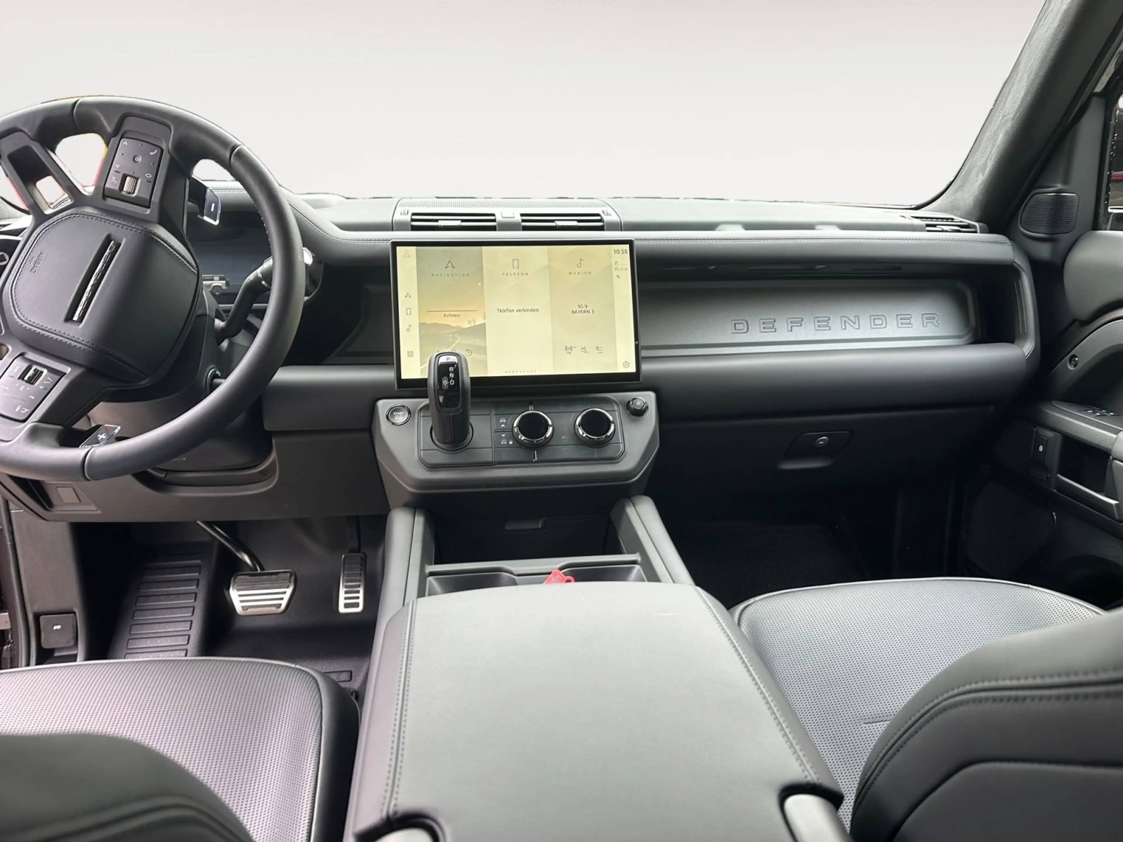 Land Rover Defender 4.4 P635 OCTA/gr-sw/HUD/Pan/Mtrx/22 — photo 12