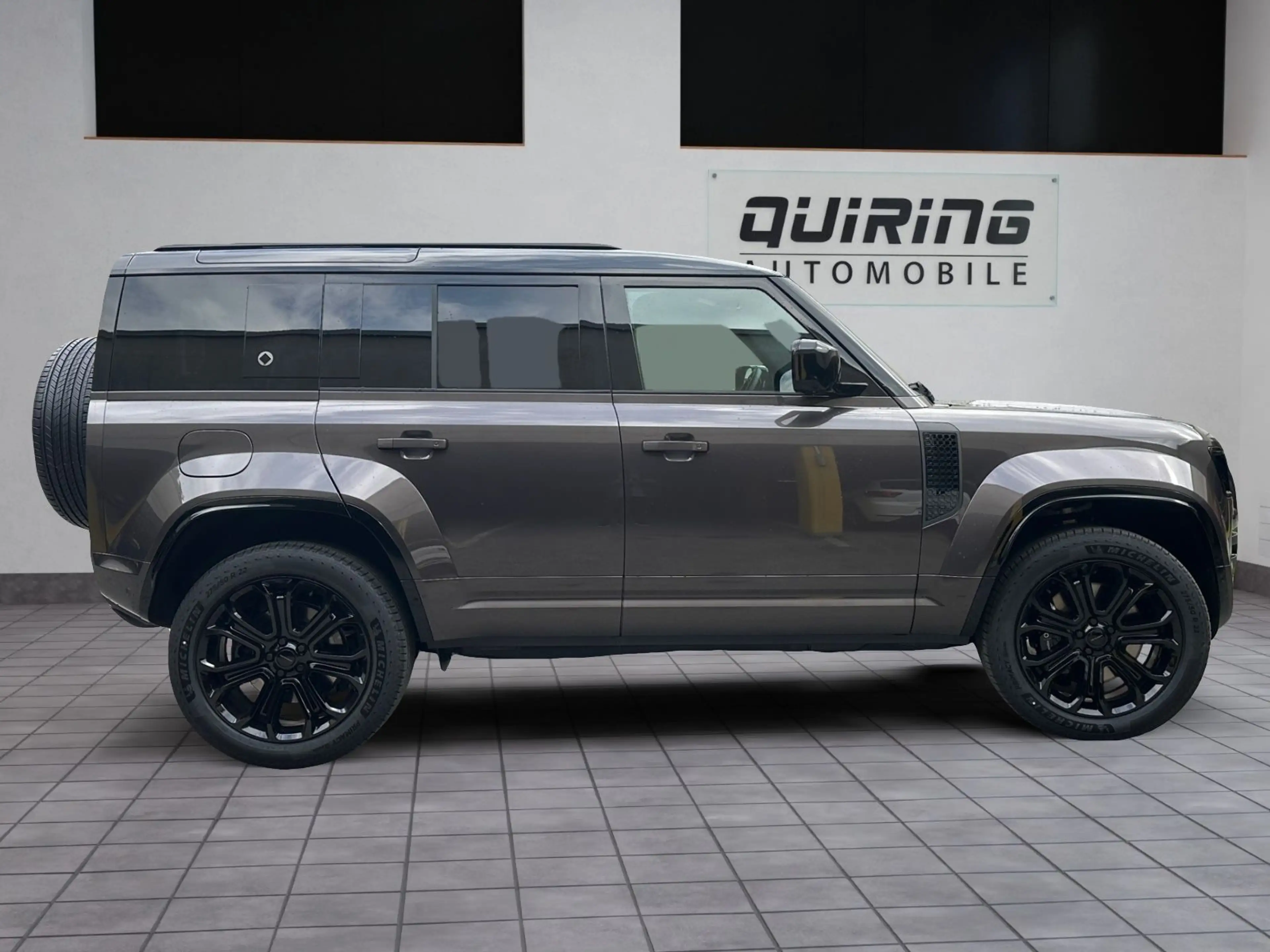 Land Rover Defender 4.4 P635 OCTA/gr-sw/HUD/Pan/Mtrx/22 — photo 8