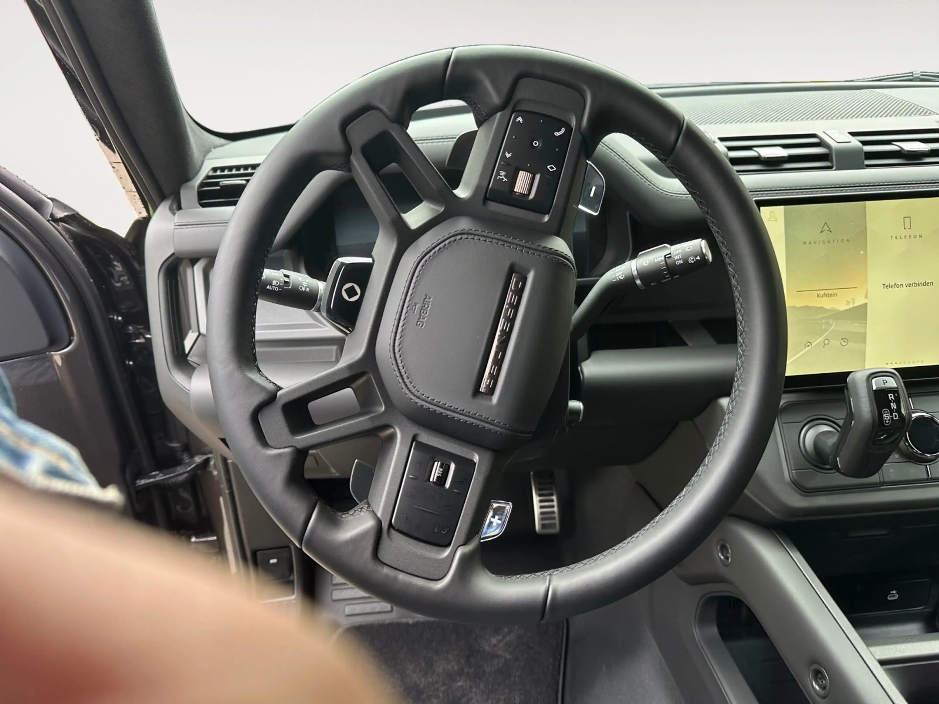 Land Rover Defender 4.4 P635 OCTA/gr-sw/HUD/Pan/Mtrx/22 — photo 13