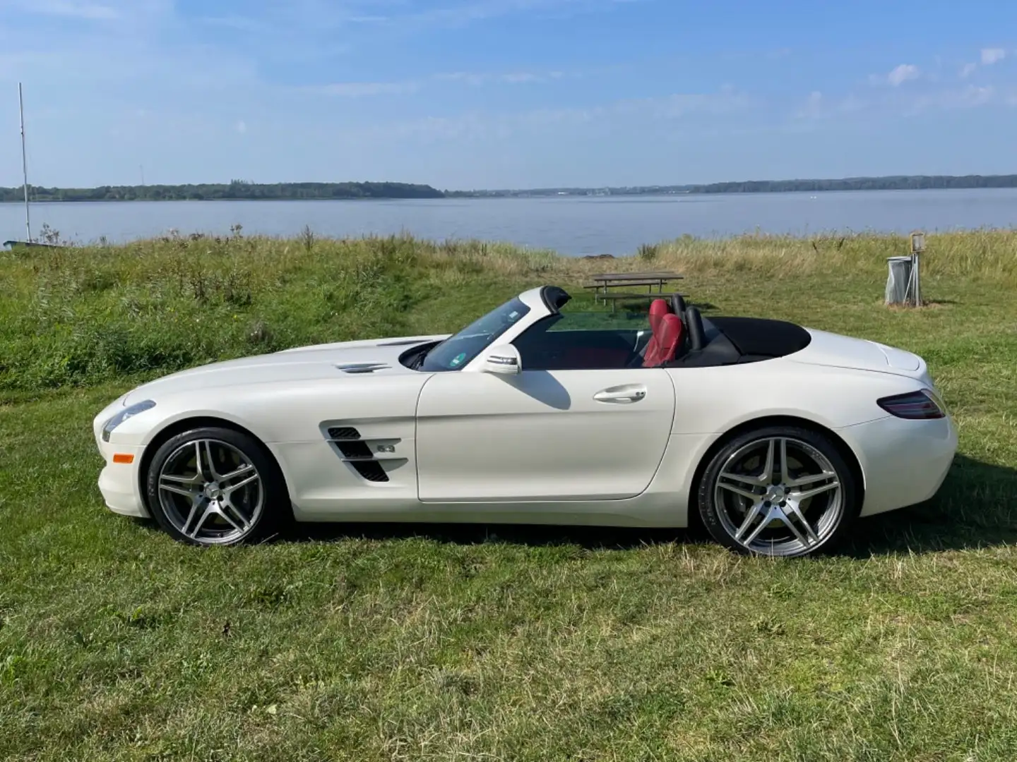 Mercedes-Benz SLS Roadster - Sommerfahrzeug Bílá - 1