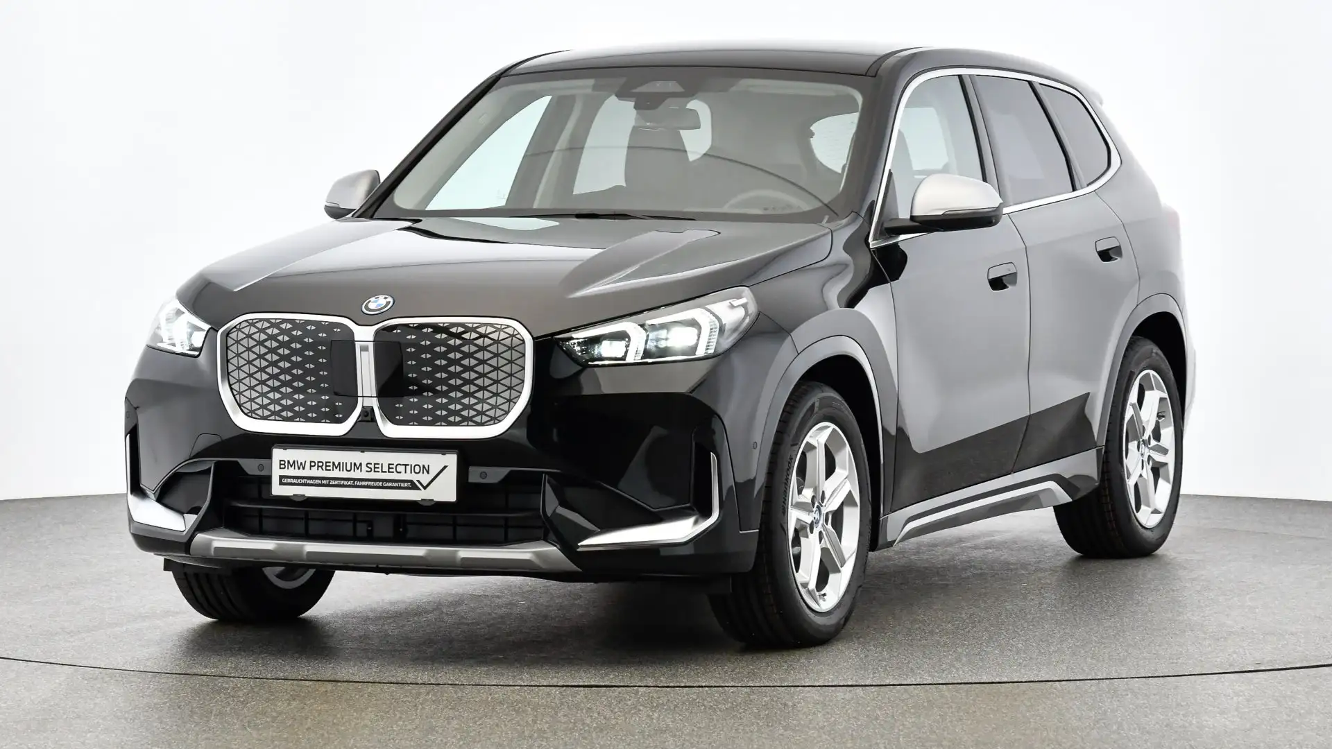 BMW iX1 xDrive30 Schwarz - 2