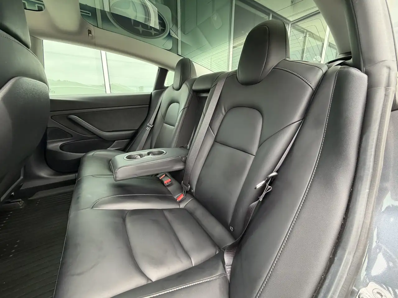 Tesla Model 3 снимка Tesla Model 3