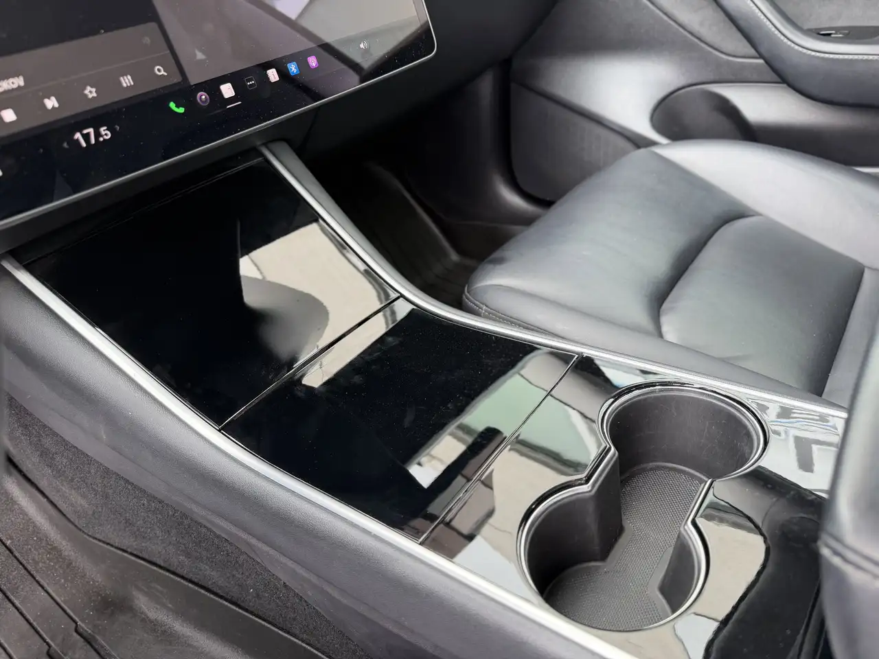 Tesla Model 3 снимка Tesla Model 3