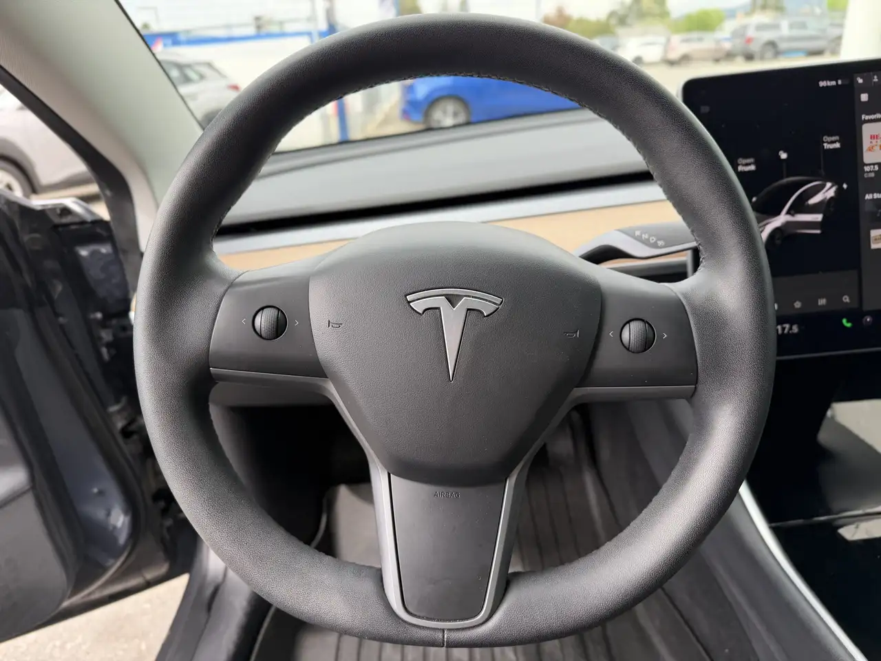 Tesla Model 3 снимка Tesla Model 3